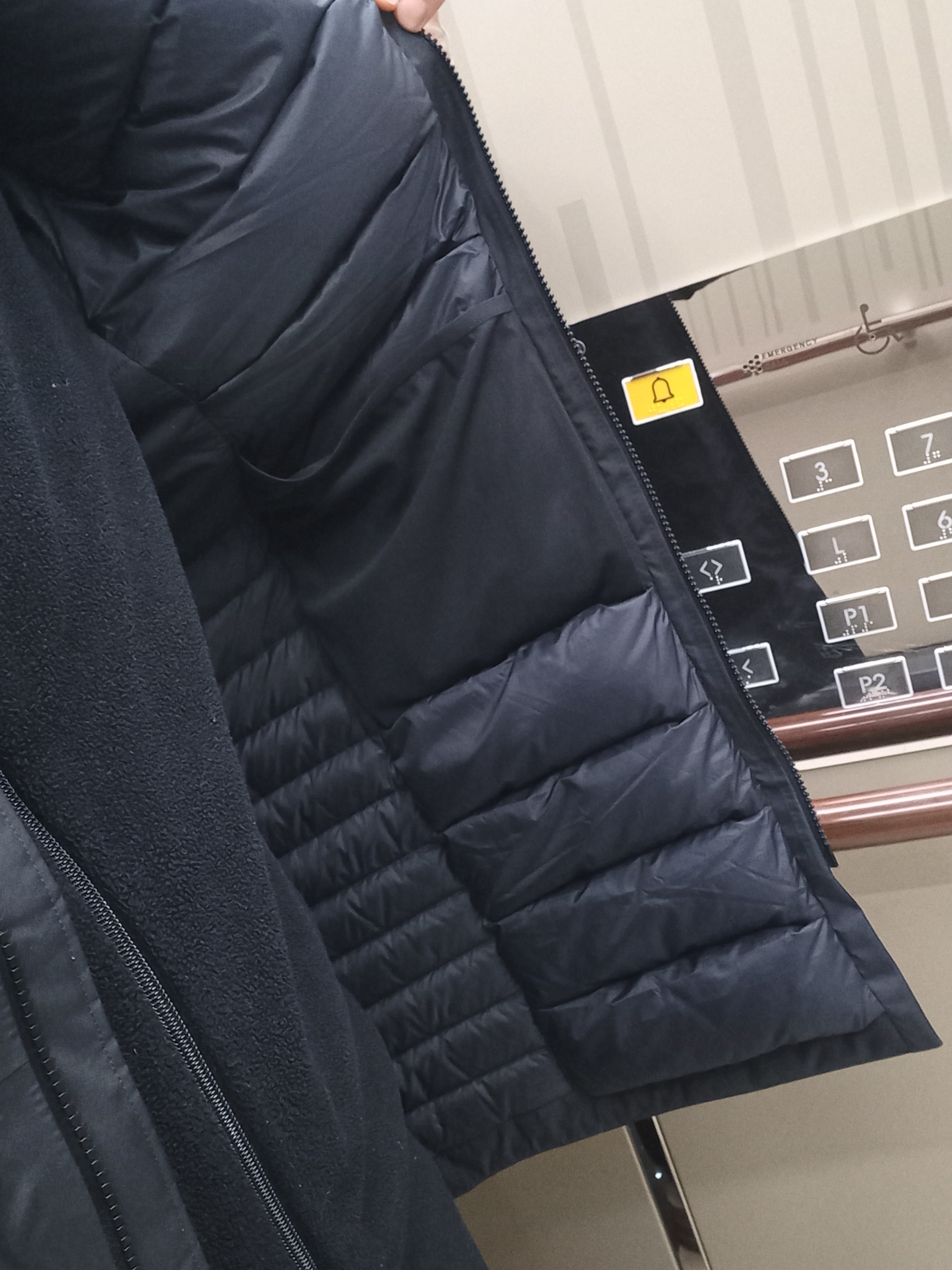 Arc'teryx Ralle Down Parka Black, UGG Neuman Chestnut 착용 스타일 - 2