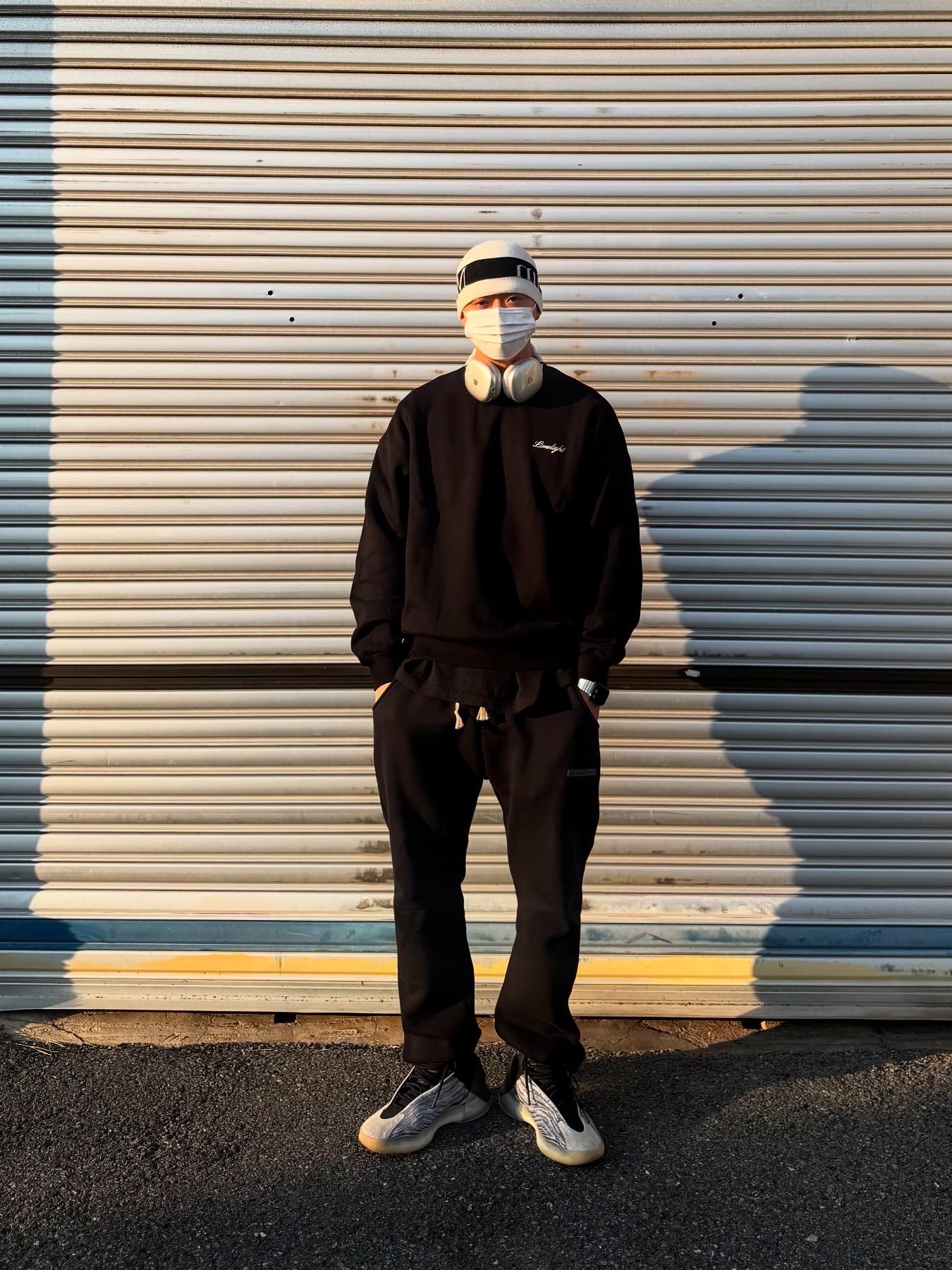 Adidas Yeezy QNTM Lifestyle, Matin Kim Logo Jacquard Short Beanie White 착용 스타일 - 4