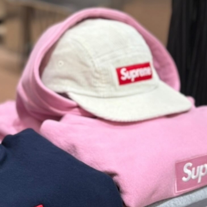 Supreme Box Logo Hooded Sweatshirt Dusty Pink - 24FW, Supreme Lasered Denim Camp Cap White - 24FW 착용 스타일 - 9
