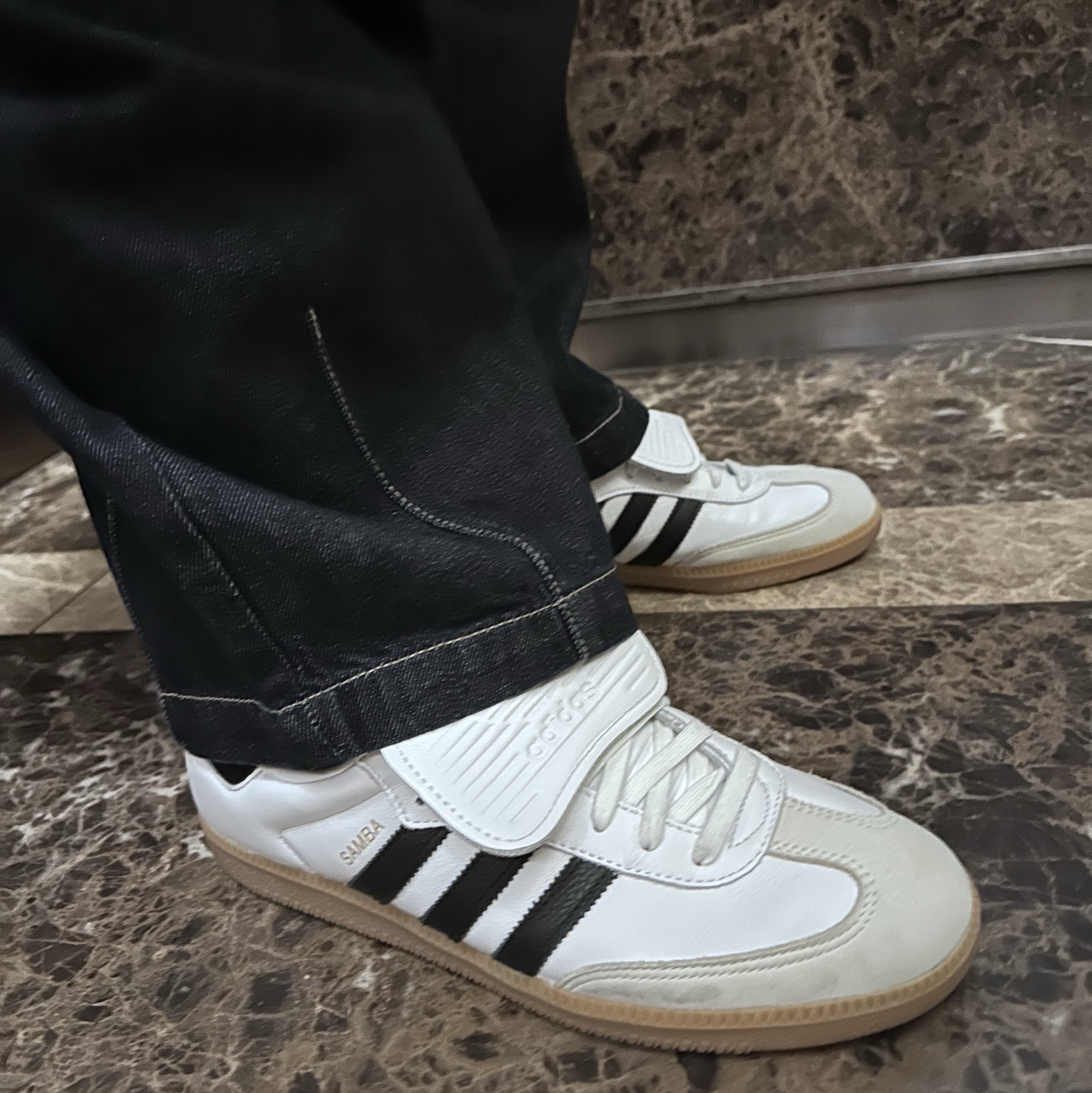 Gentle Monster x Maison Margiela MM114 Black Clear, (W) Adidas Samba LT Core Black Cloud White Gold Metallic 착용 스타일 - 3