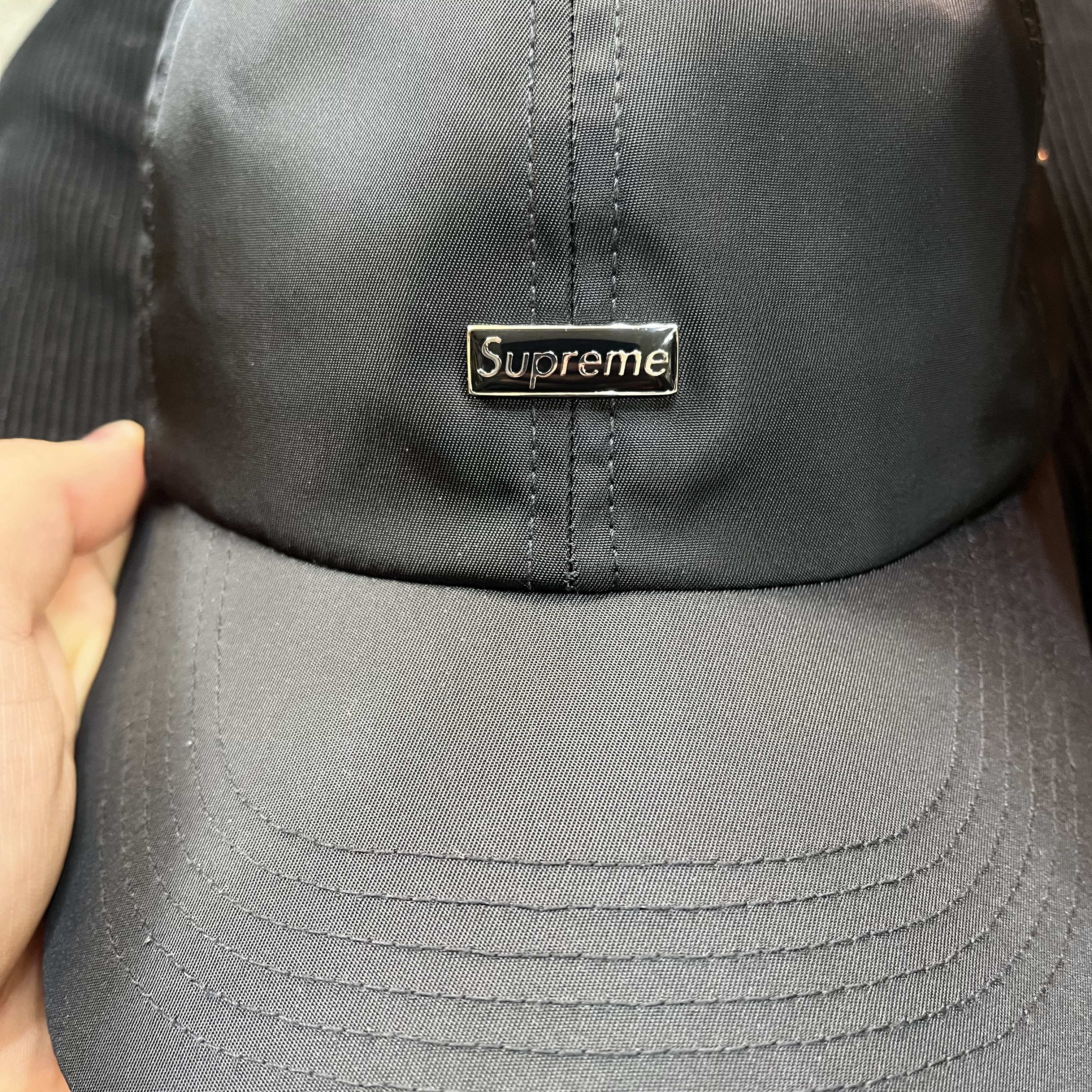 Supreme Enamel Small Box 6-Panel Black - 24FW 착용 스타일
