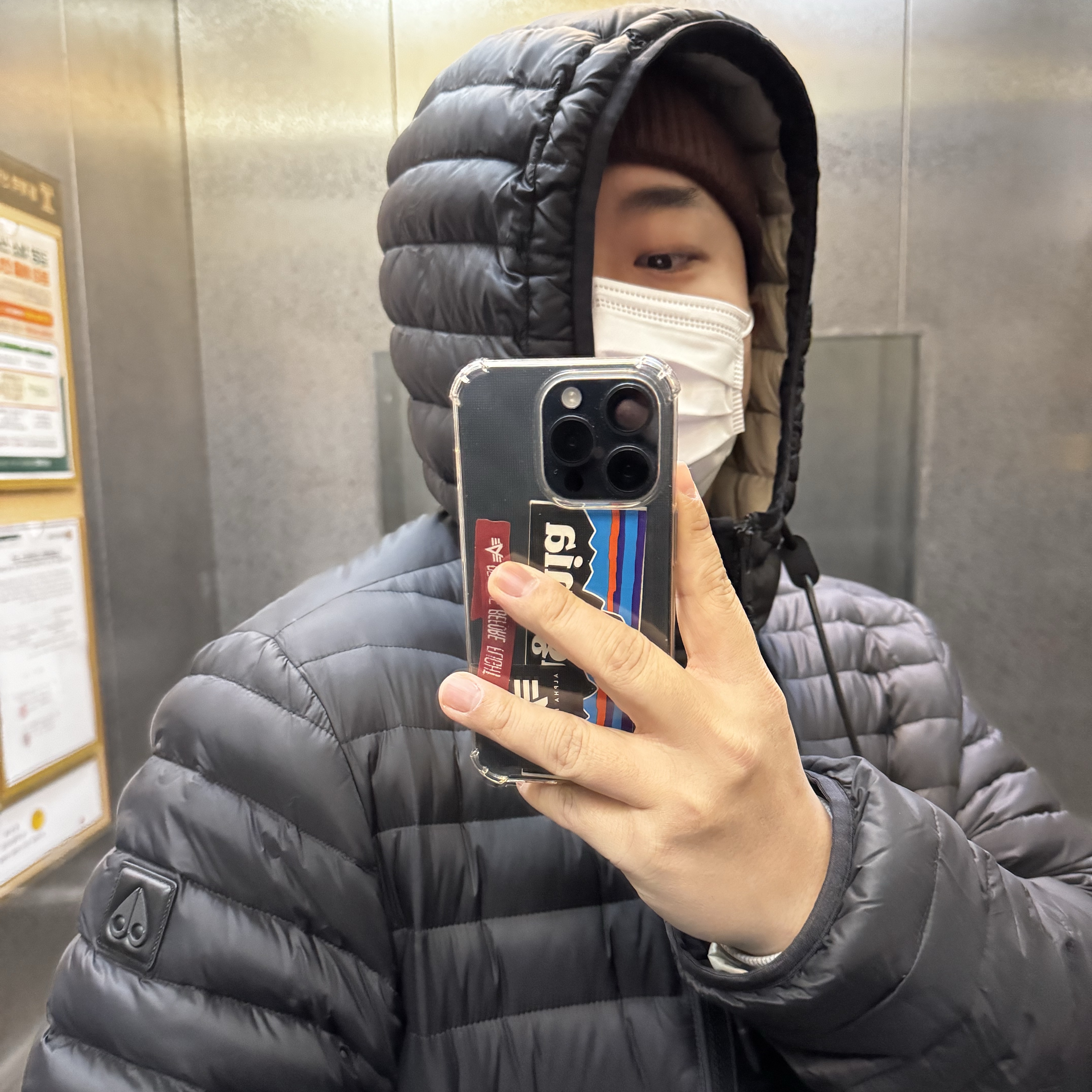 Moose Knuckles Lightweight Down Jacket Black 착용 스타일