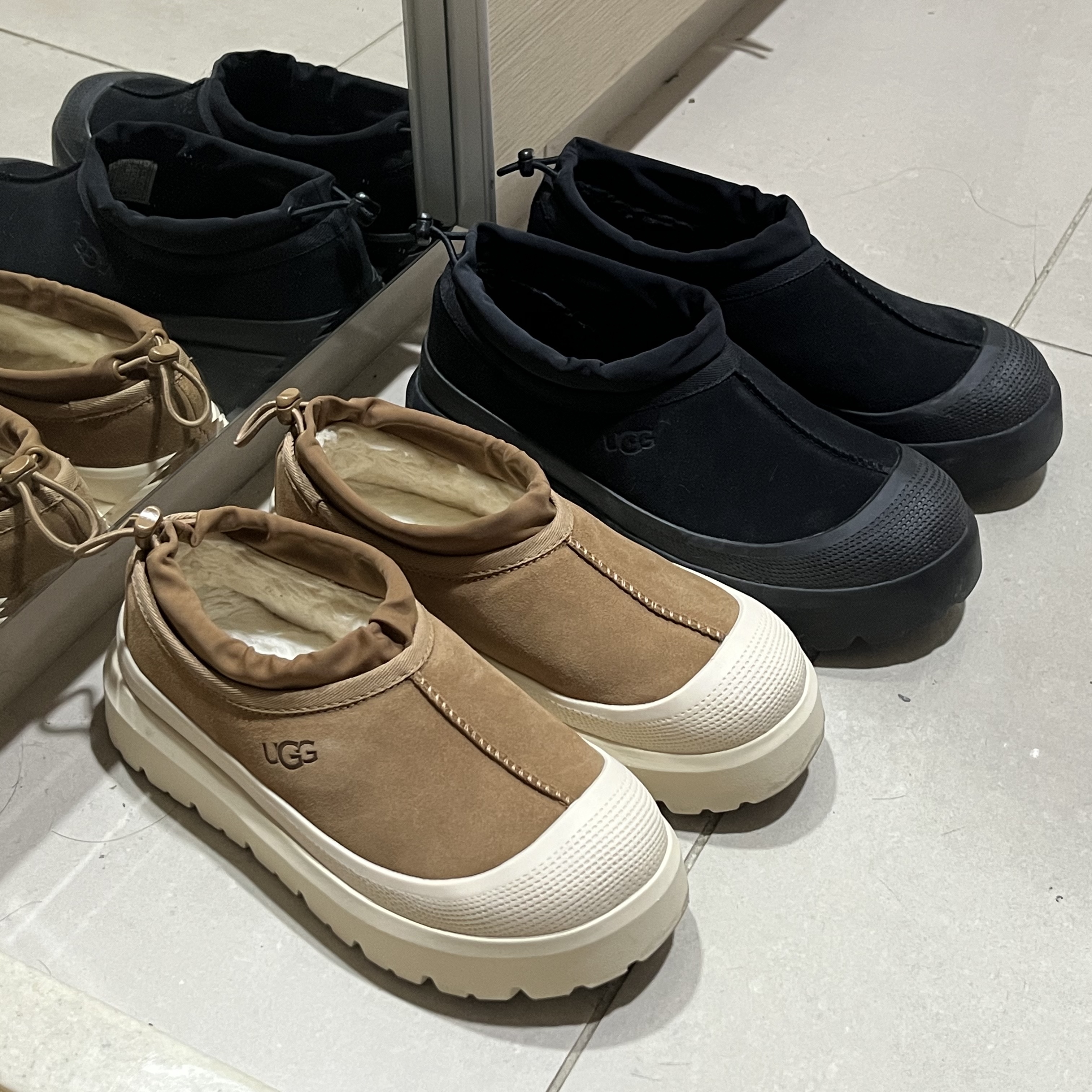 UGG Tasman Weather Hybrid Chestnut Whitecap, UGG Tasman Weather Hybrid Black 착용 스타일 - 2