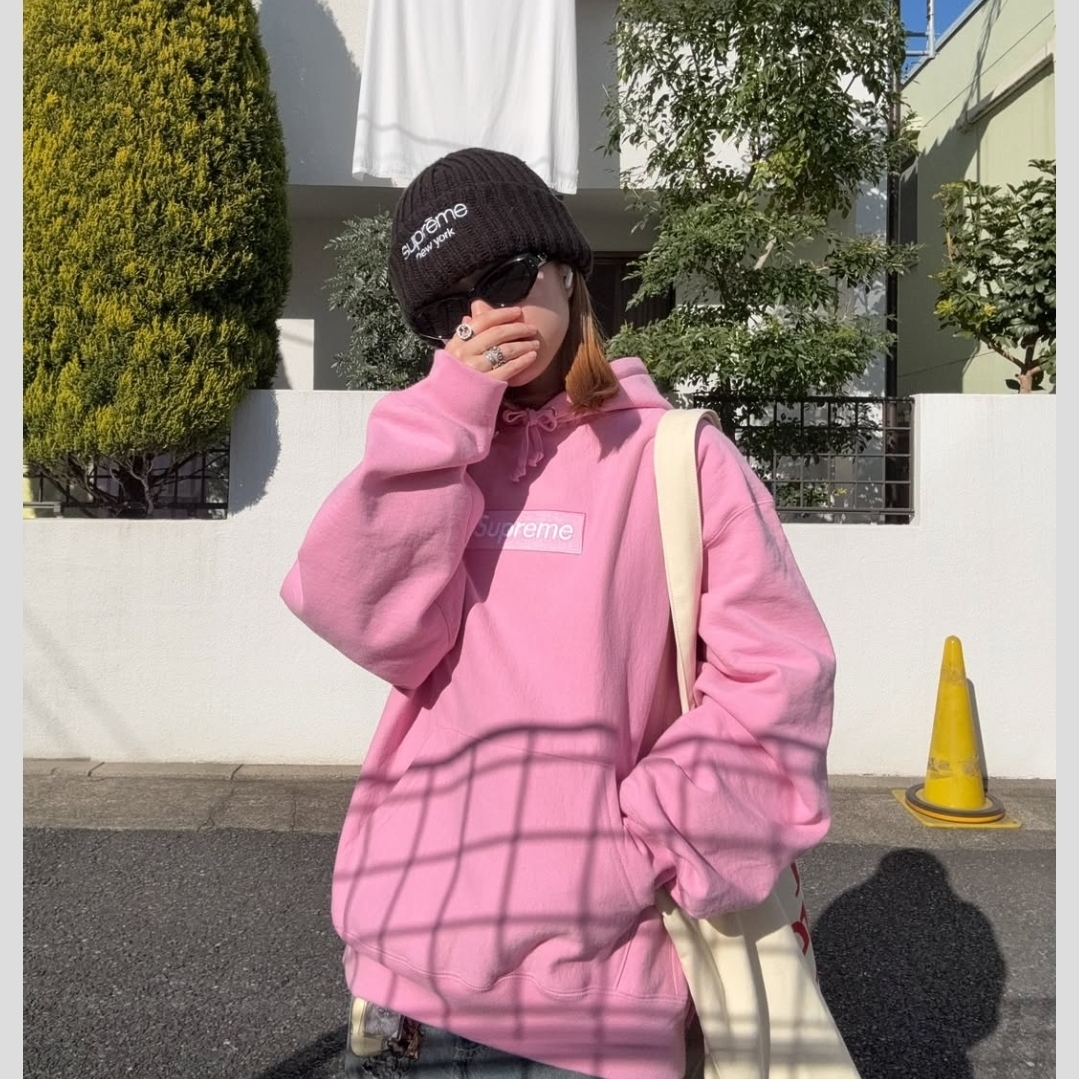 Supreme Box Logo Hooded Sweatshirt Dusty Pink - 24FW, Supreme Lasered Denim Camp Cap White - 24FW 착용 스타일 - 5