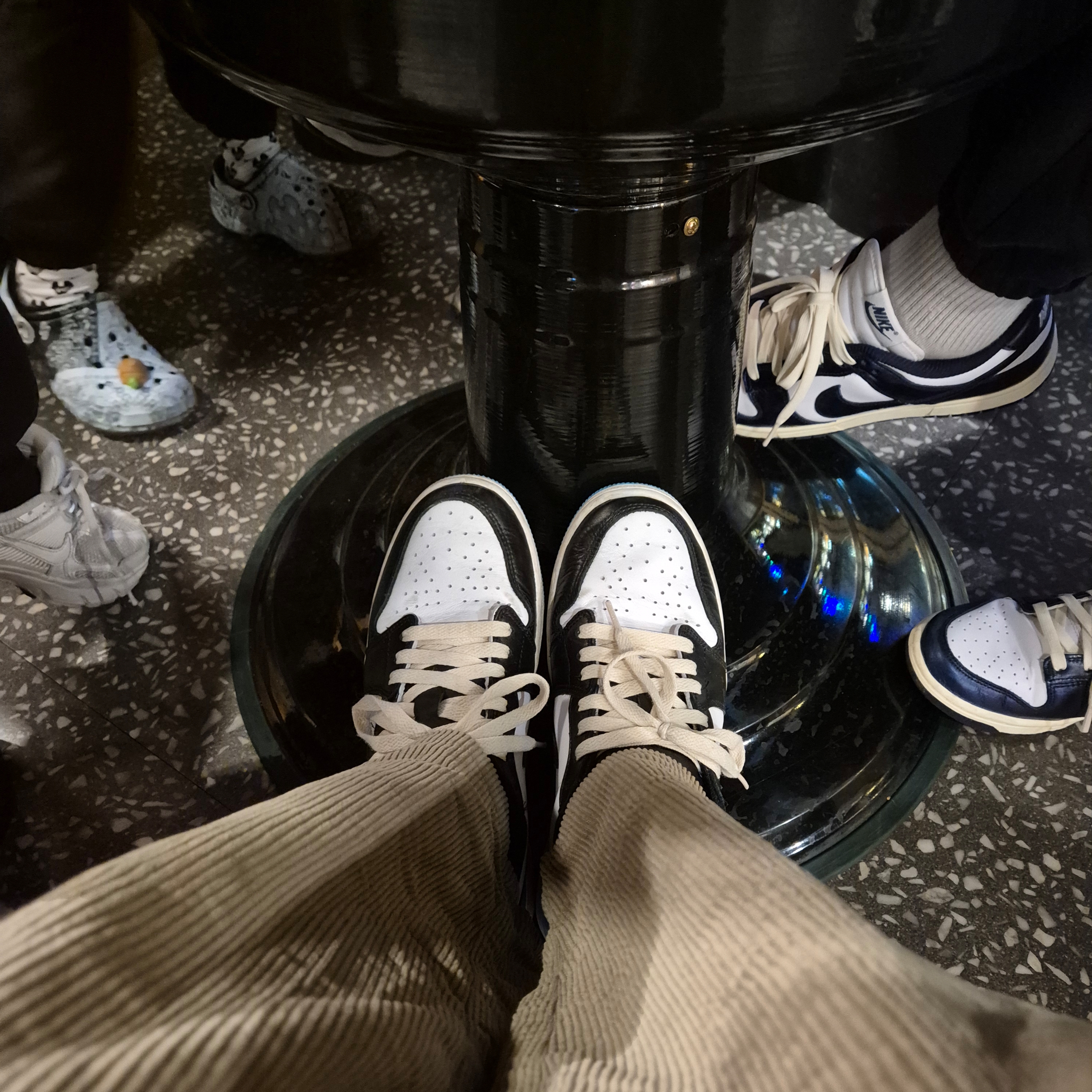 Jordan 1 Retro Low OG Black and Dark Powder Blue, (GS) Nike Zoom Vomero 5 White Black 착용 스타일