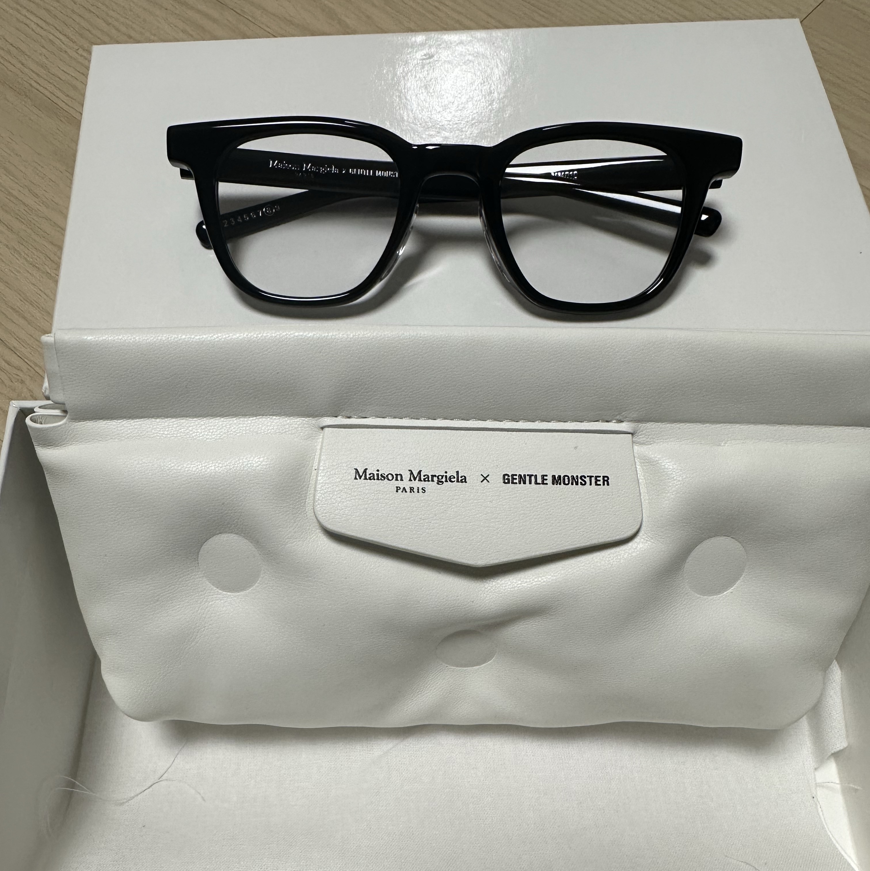 Gentle Monster x Maison Margiela MM010 Clear Black 착용 스타일