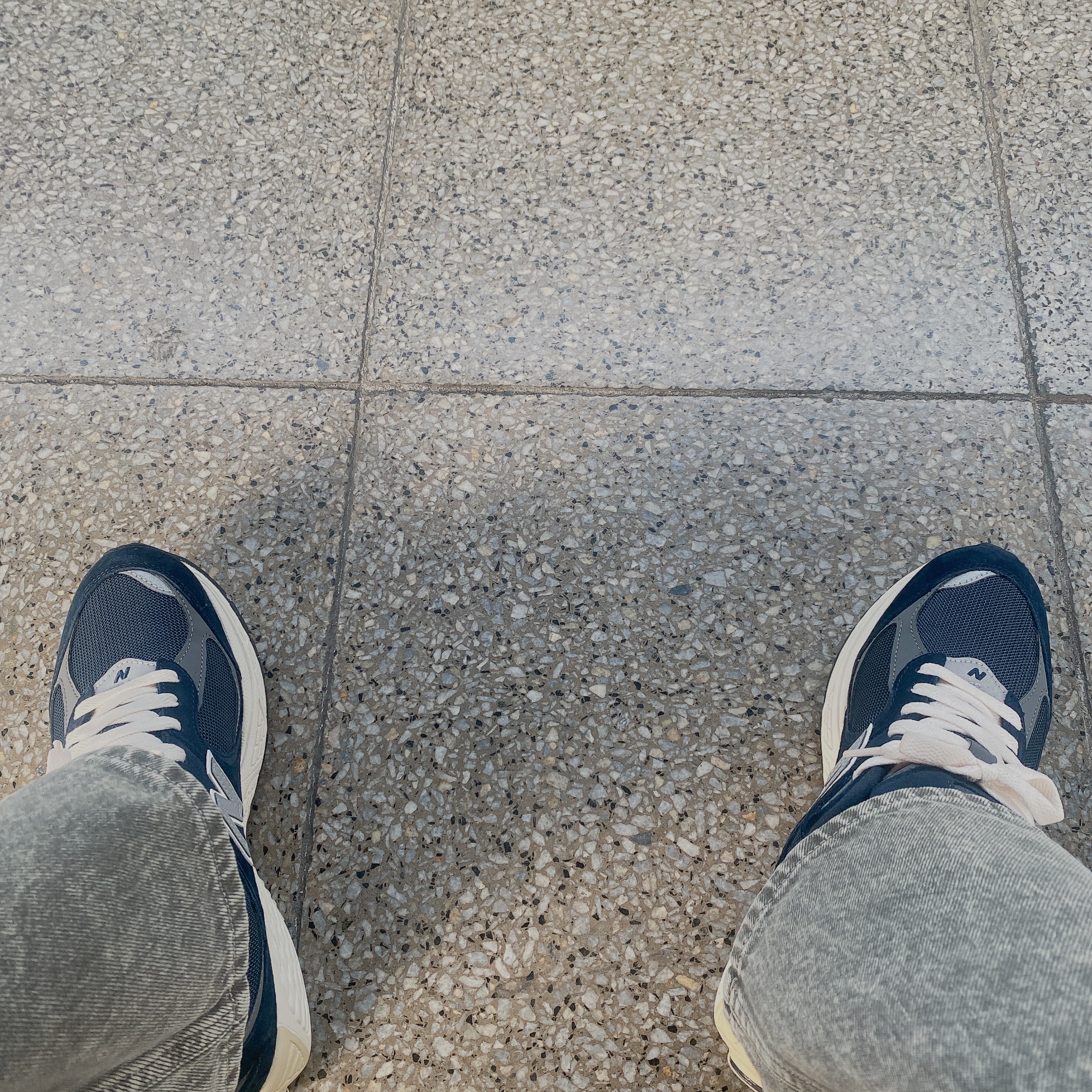 New Balance 2002R Eclipse Castlerock 착용 스타일 - 2