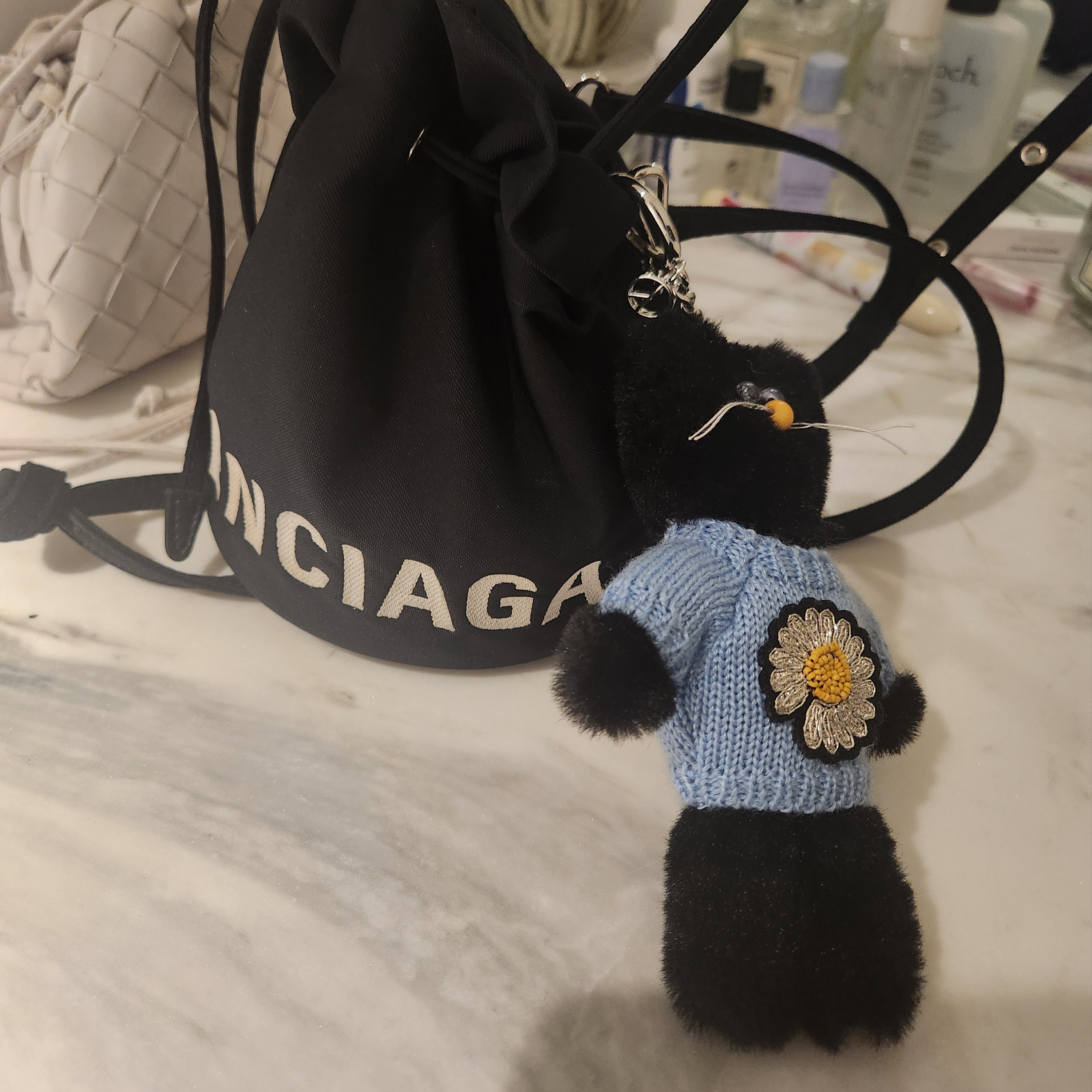 Monamhee x Peaceminusone Daihee Plush Keyring 착용 스타일