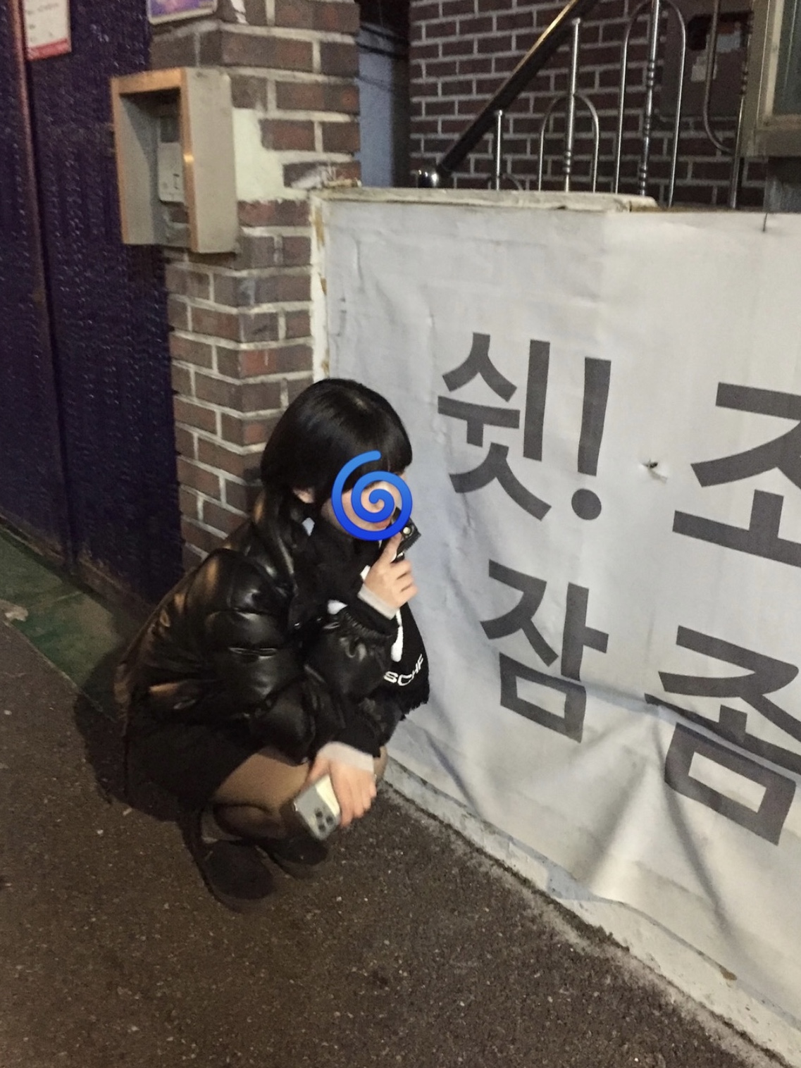 Mischief Rhombus Stadium Scarf Black 착용 스타일 - 1