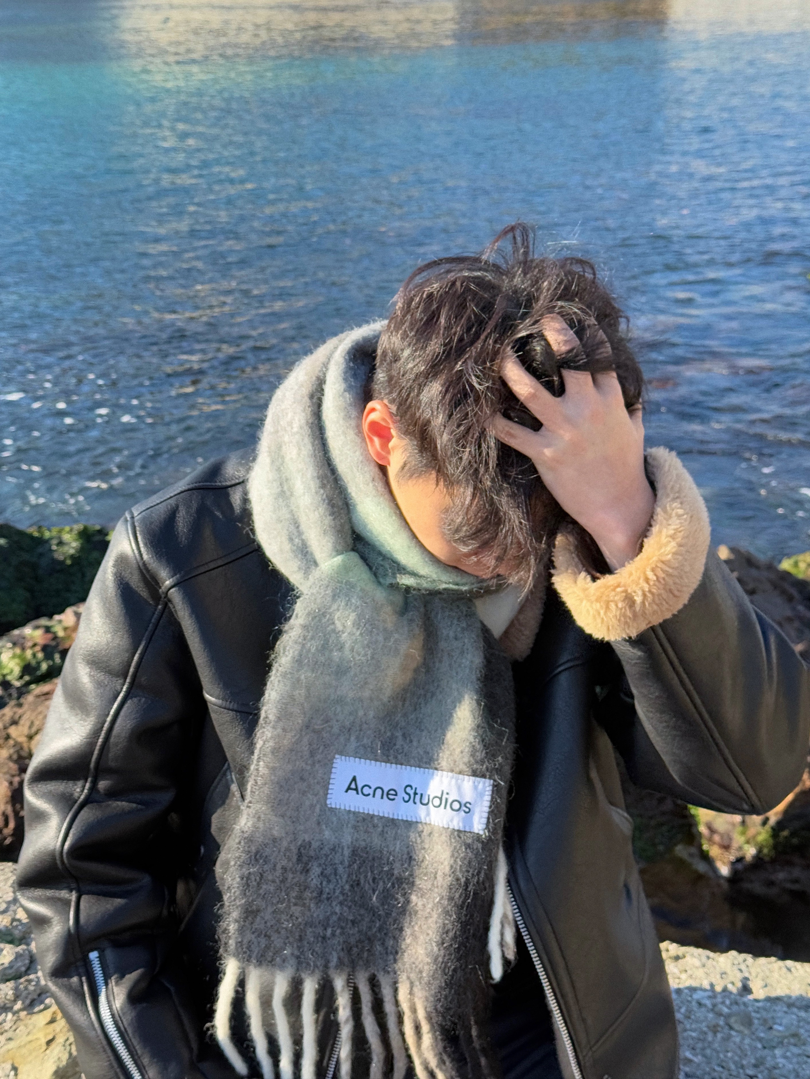 Acne Studios Mohair Check Muffler Grey Green Black, Haleine 3D Faux Shearling Crop Jacket Black (VJ410) 착용 스타일 - 2