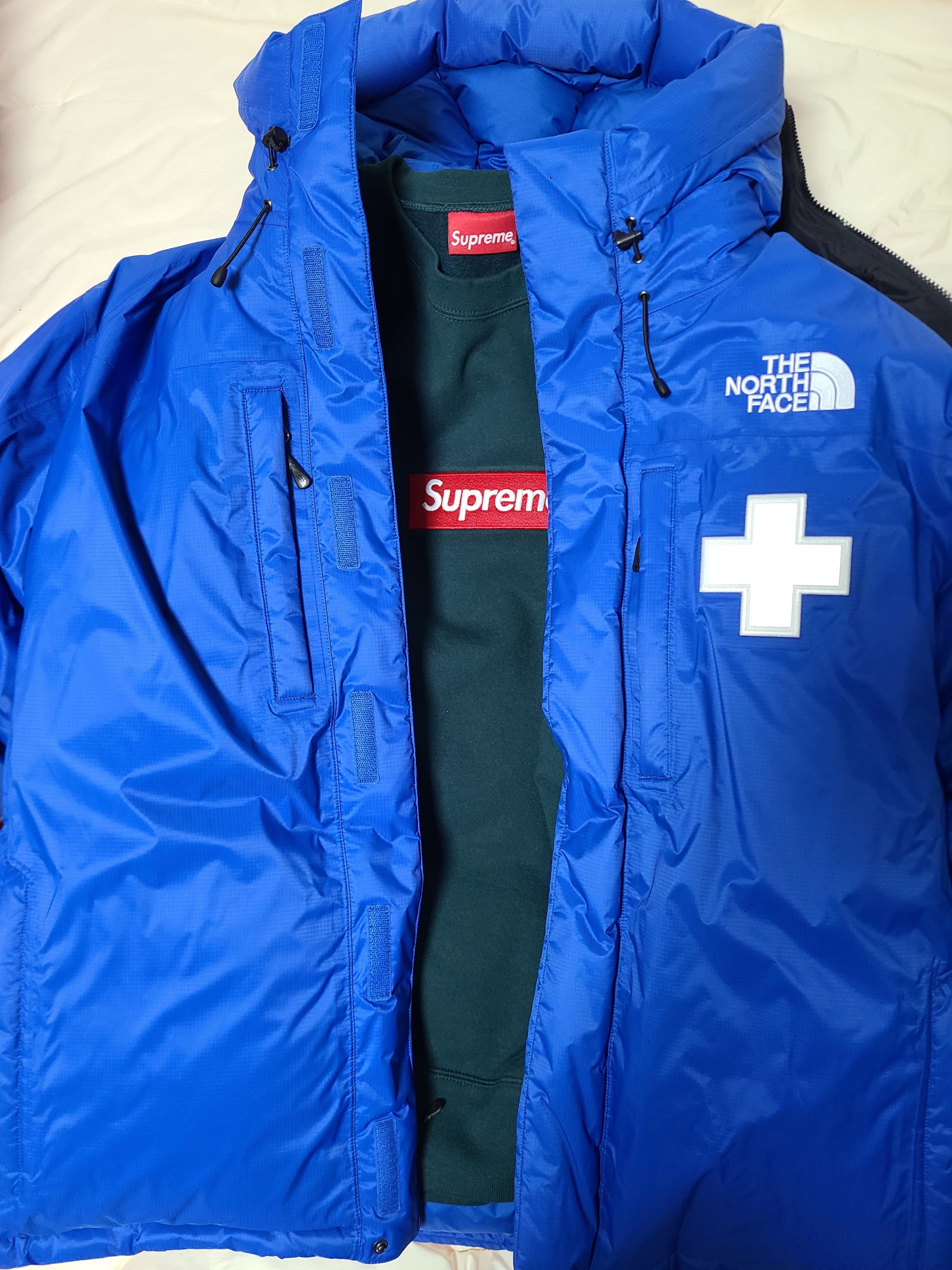 Supreme x The North Face Summit Series Rescue Baltoro Jacket Blue - 22SS, Supreme Box Logo Crewneck Dark Pine - 22FW 착용 스타일 - 1