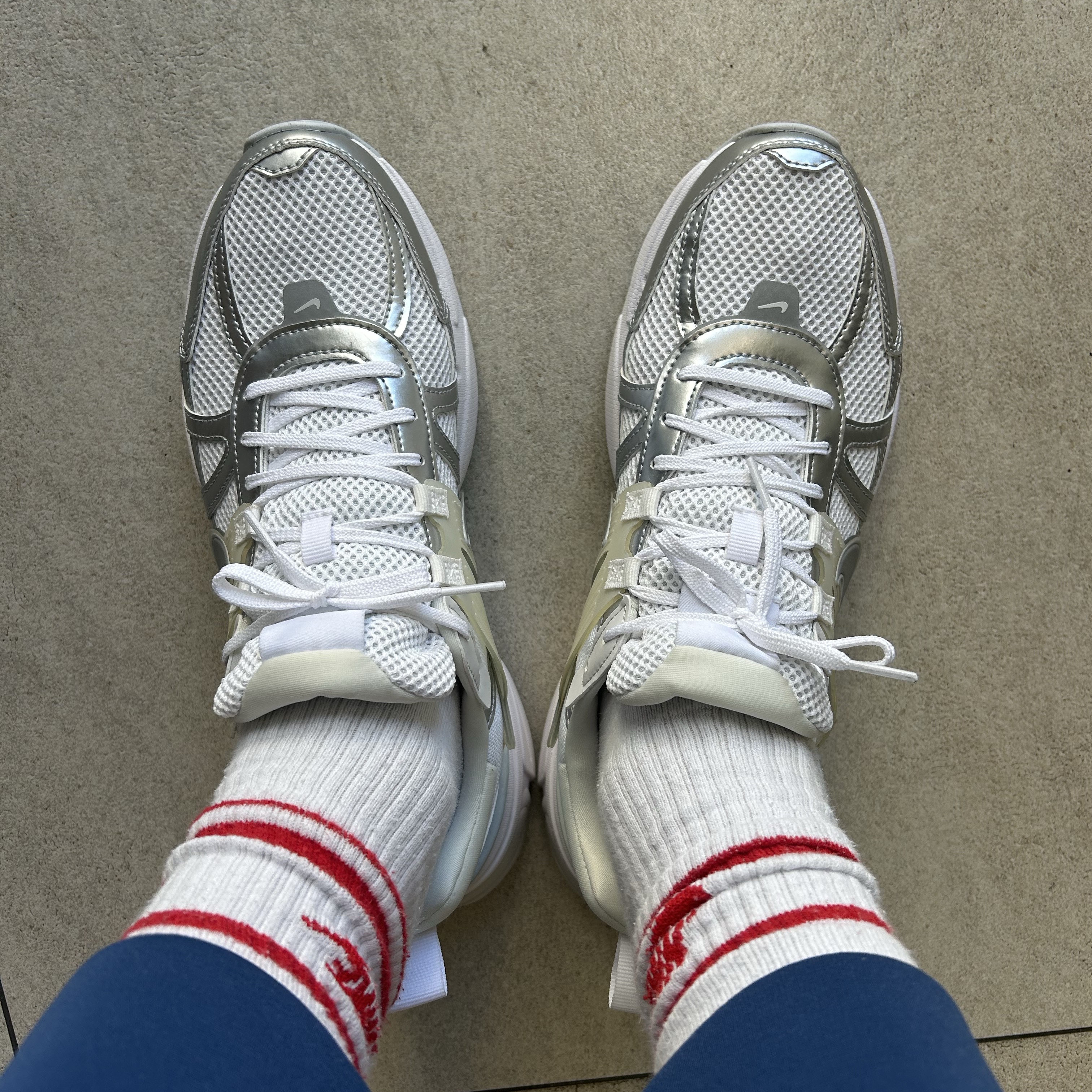 Nike V2K Run Metallic Silver White 착용 스타일