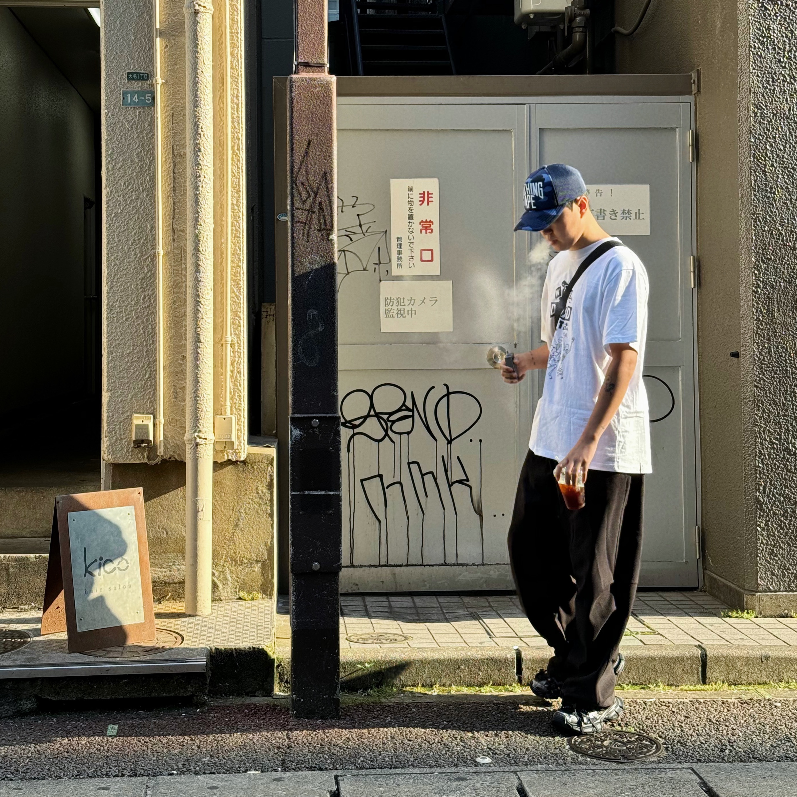 BAPE Color Camo NYC Logo Mesh Cap Navy, Balenciaga 3XL Sneakers Black White 착용 스타일