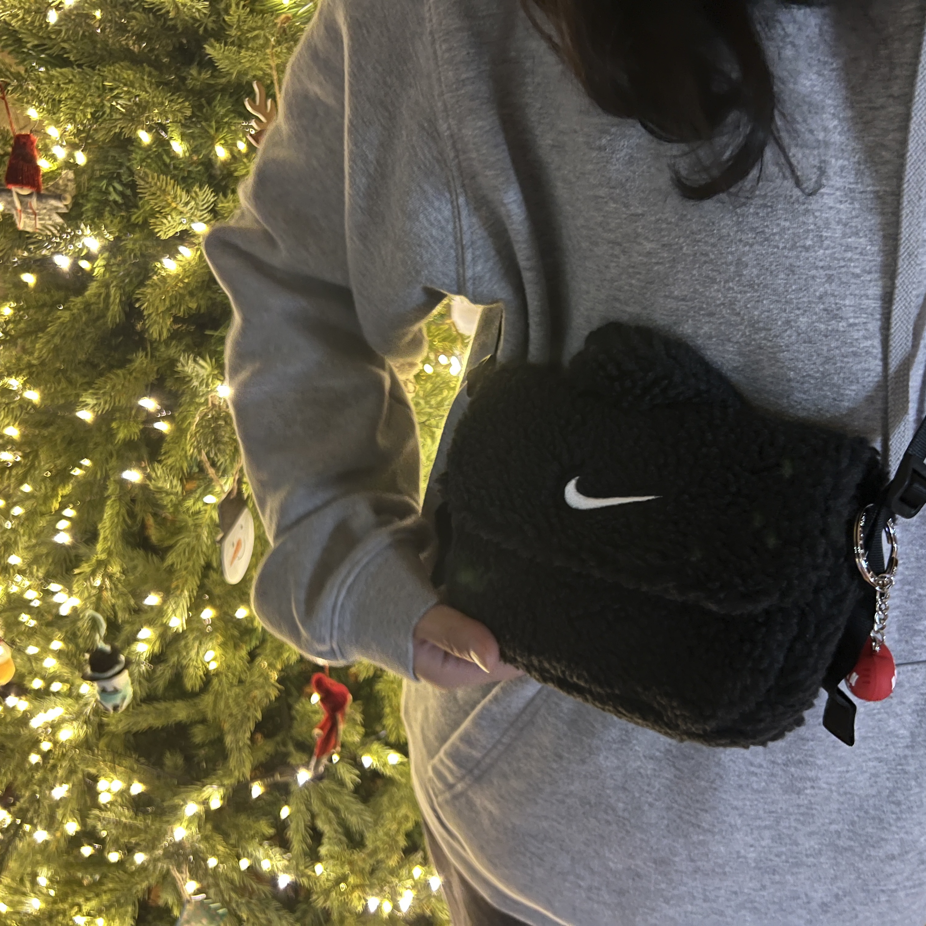 (Kids) Nike NSW Faux Fur Crossbody Bag Black, Human Made Heart Rubber Key Chain Red 착용 스타일 - 3