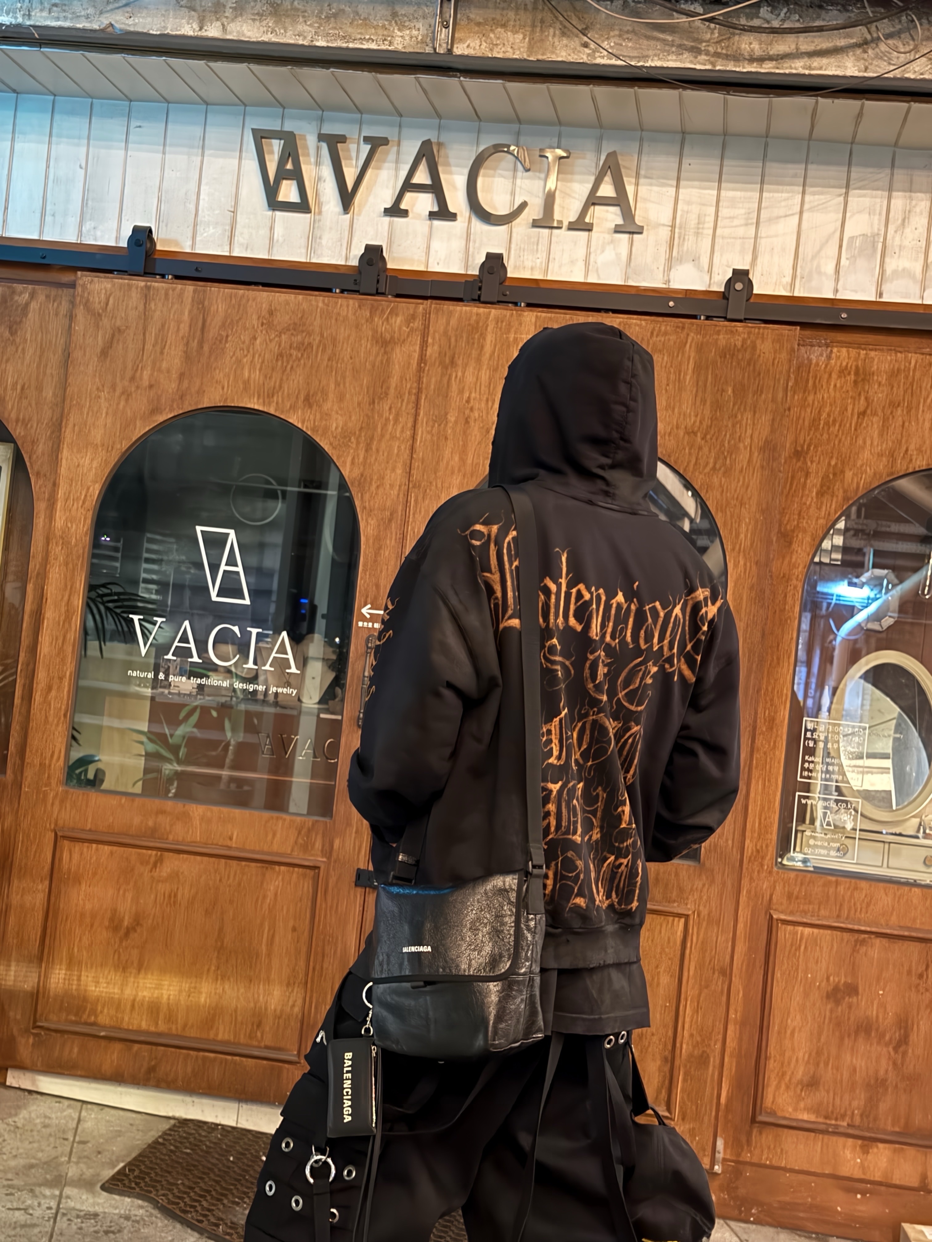 Balenciaga Heavy Metal Outerwear Zip-Up Hoodie Oversized Black Faded, Balenciaga Stomper Bootie Black 착용 스타일 - 1