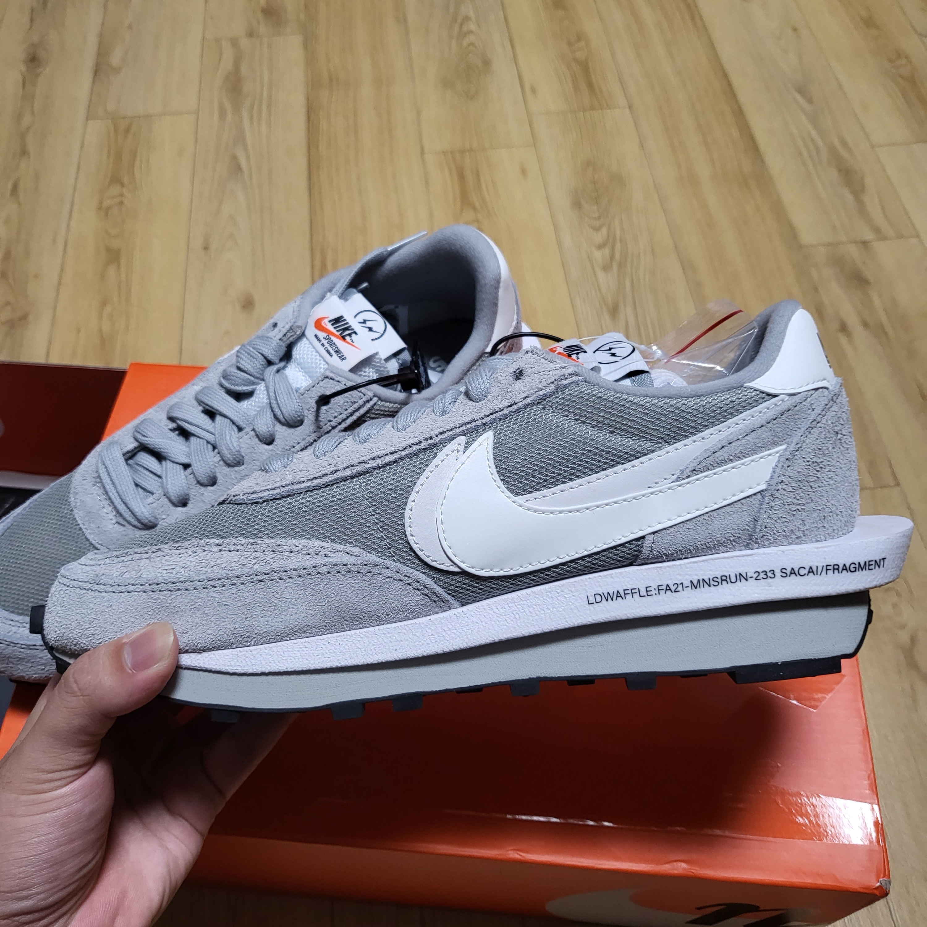 Nike x Sacai x Fragment LDWaffle Light Smoke Grey 착용 스타일 - 2