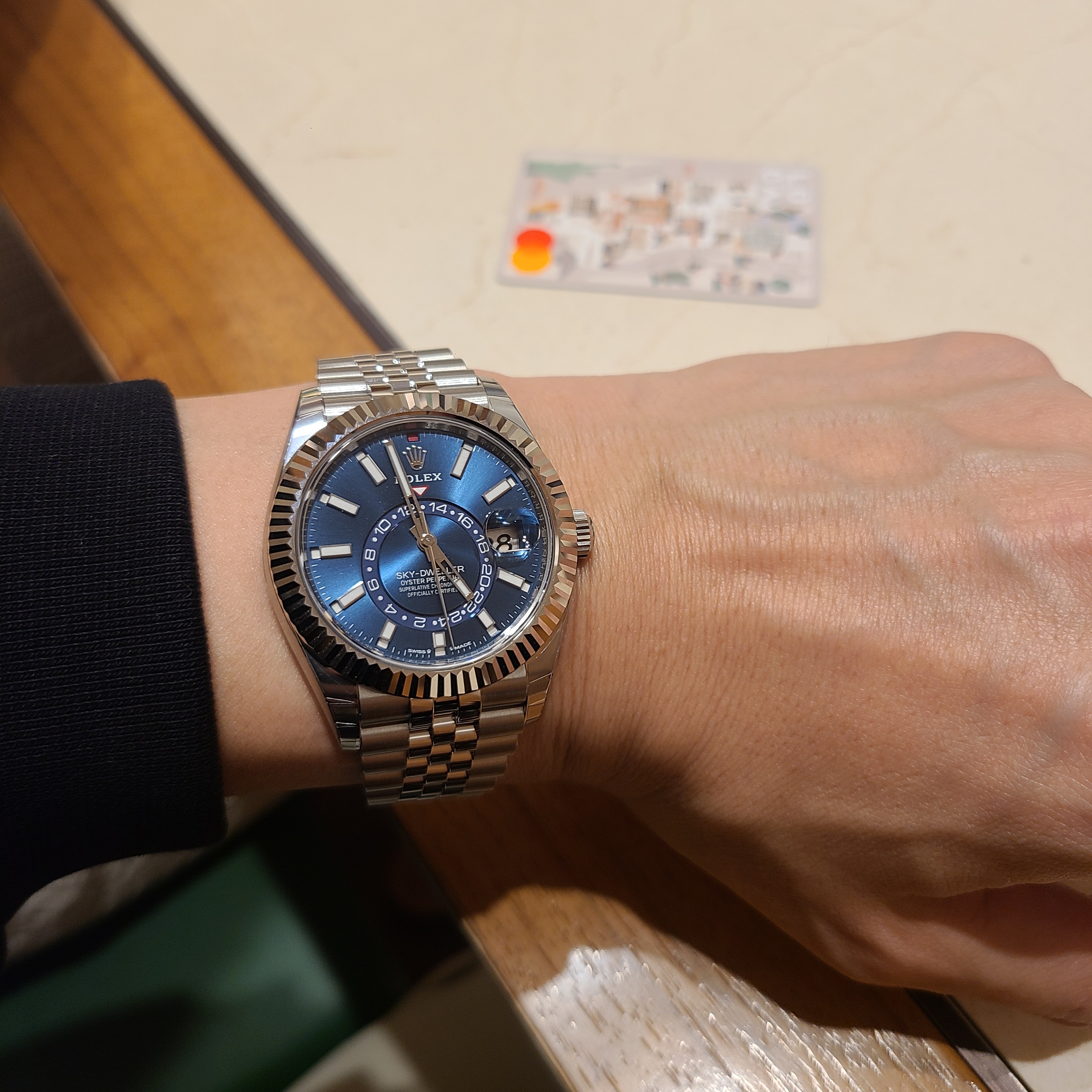 Rolex Sky-Dweller 42mm 336934 Bright Blue Jubilee 착용 스타일