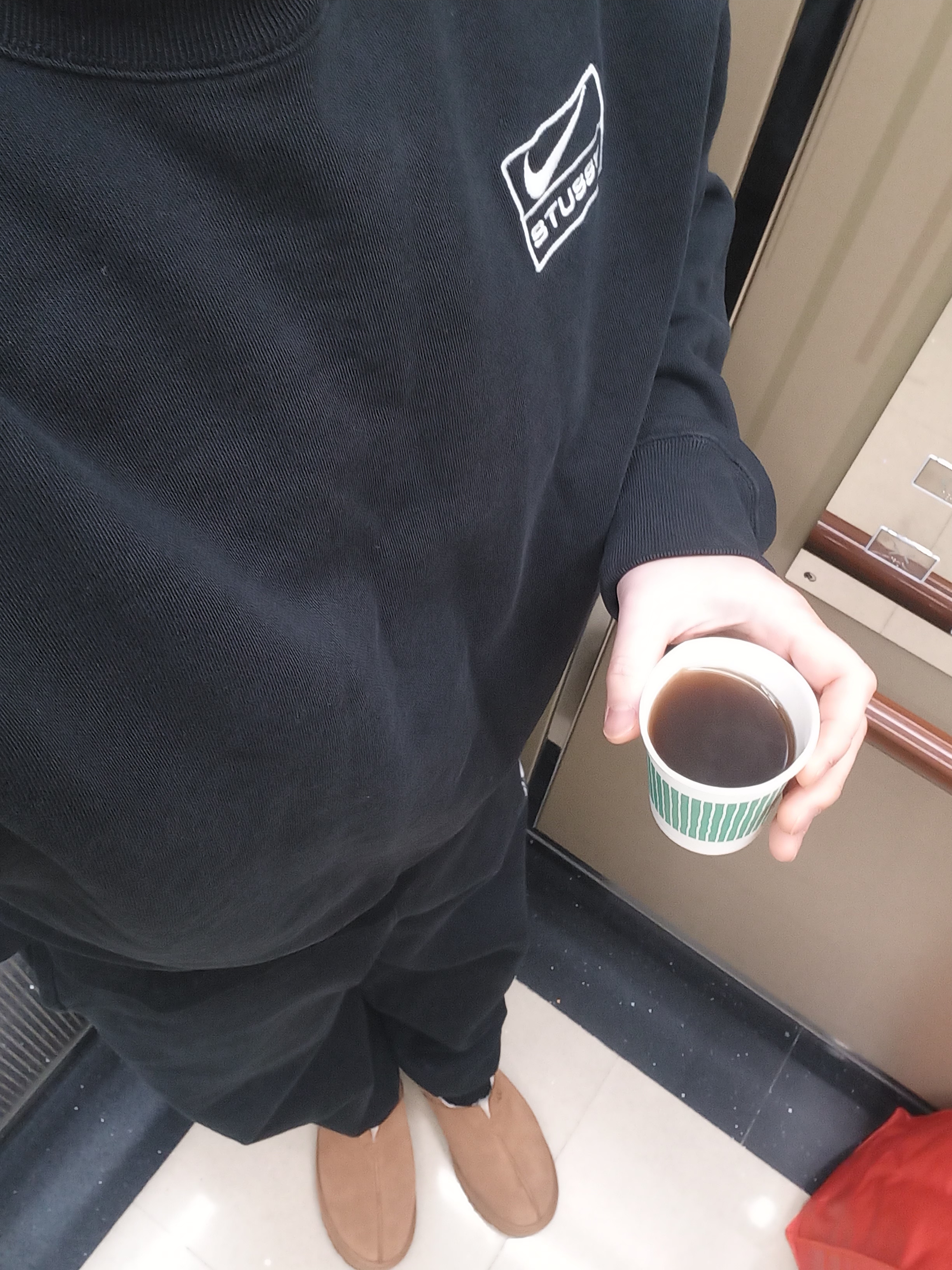 Arc'teryx Atom Heavyweight Hoody Black, Nike x Stussy NRG Fleece Crewneck Dark Grey Heather (DO9337-063) 착용 스타일 - 2