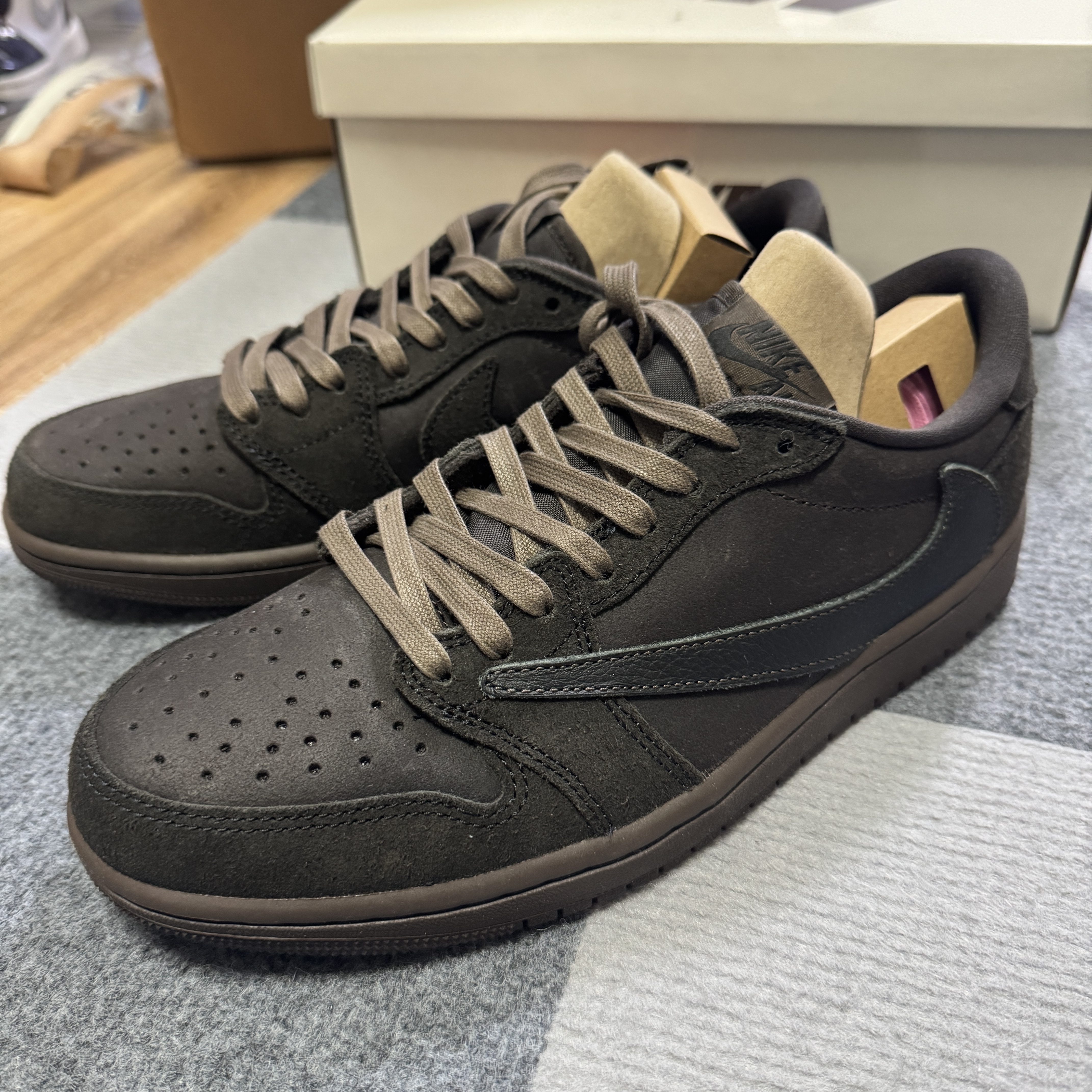 Jordan 1 x Travis Scott Retro Low OG SP Velvet Brown and Dark Mocha 착용 스타일