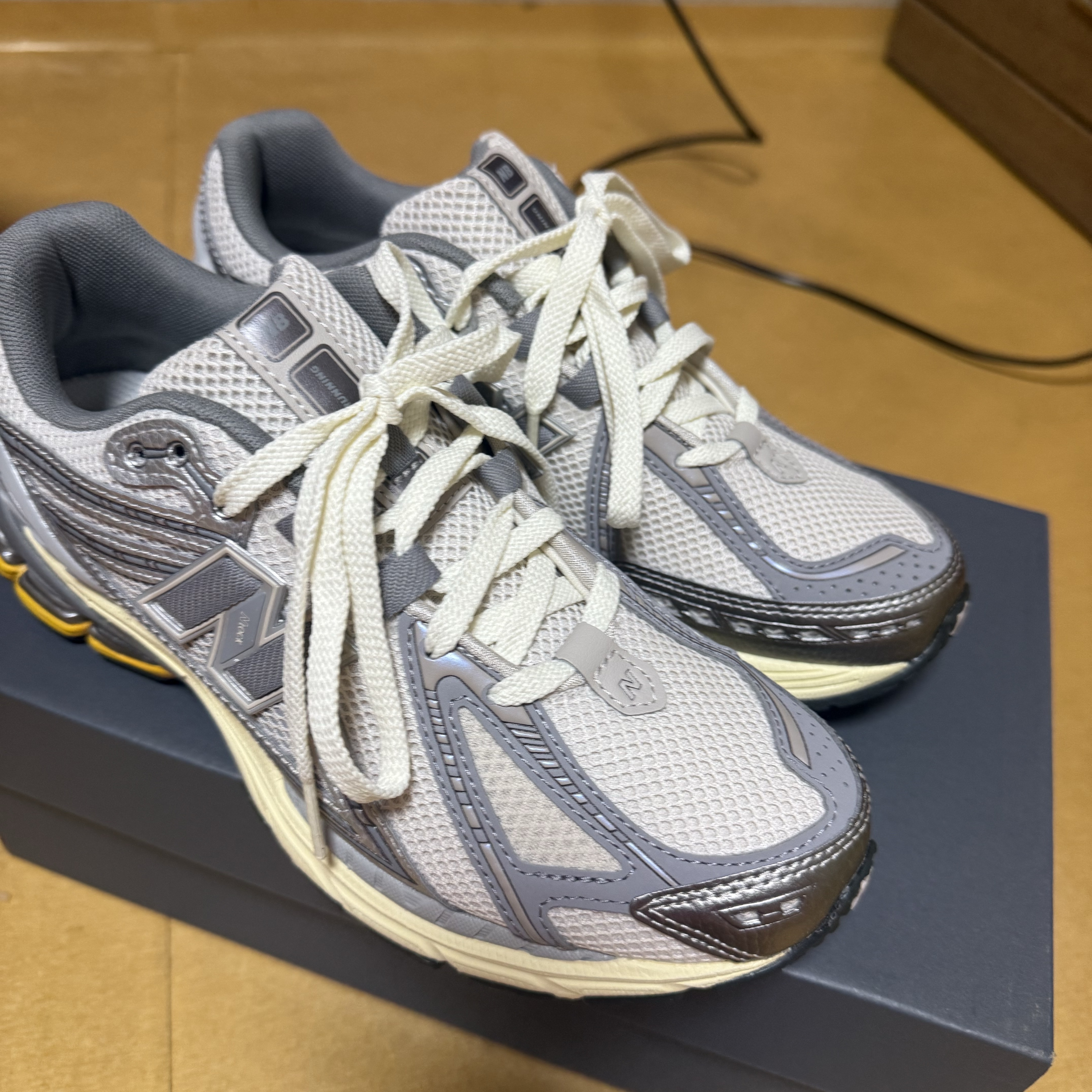 New Balance 1906R Grey Silver 착용 스타일 - 1
