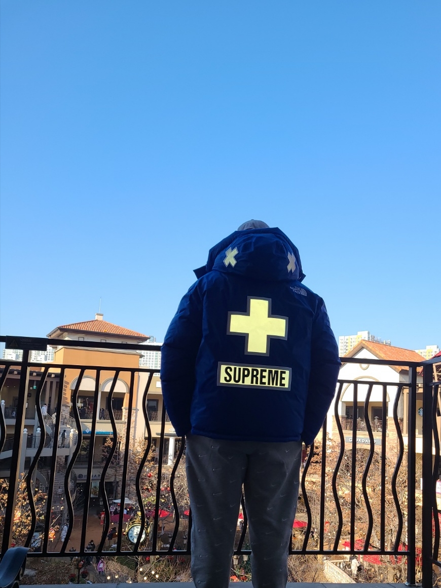 Supreme x The North Face Summit Series Rescue Baltoro Jacket Blue - 22SS, Supreme Box Logo Crewneck Dark Pine - 22FW 착용 스타일 - 4