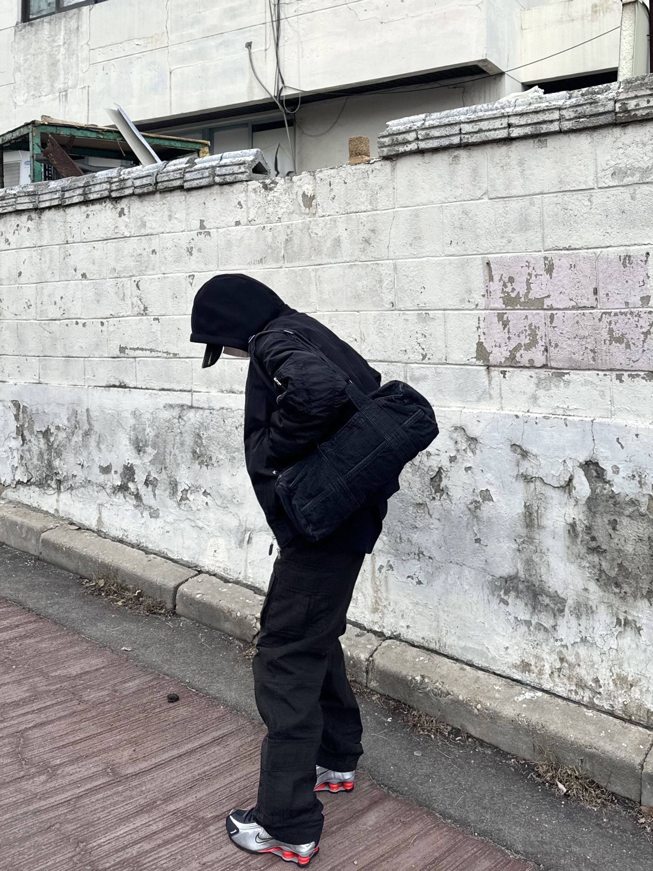 Undermycar Chiva Vintage Coating Multi Cargo Pants Mulch - 23SS, Nike Shox R4 Black and Metallic Silver 착용 스타일 - 2