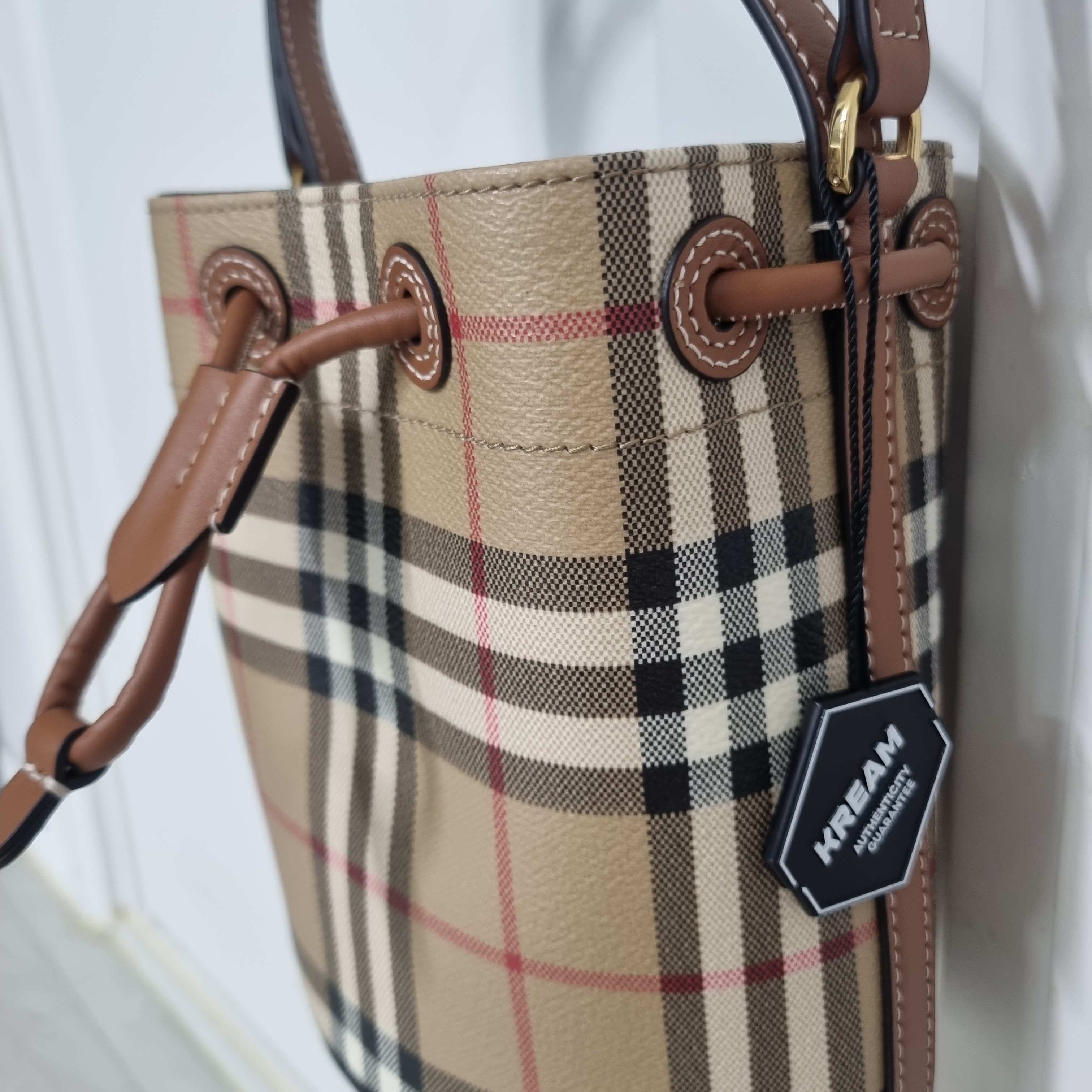Burberry Mini TB Bucket Bag Check Briar Brown 착용 스타일