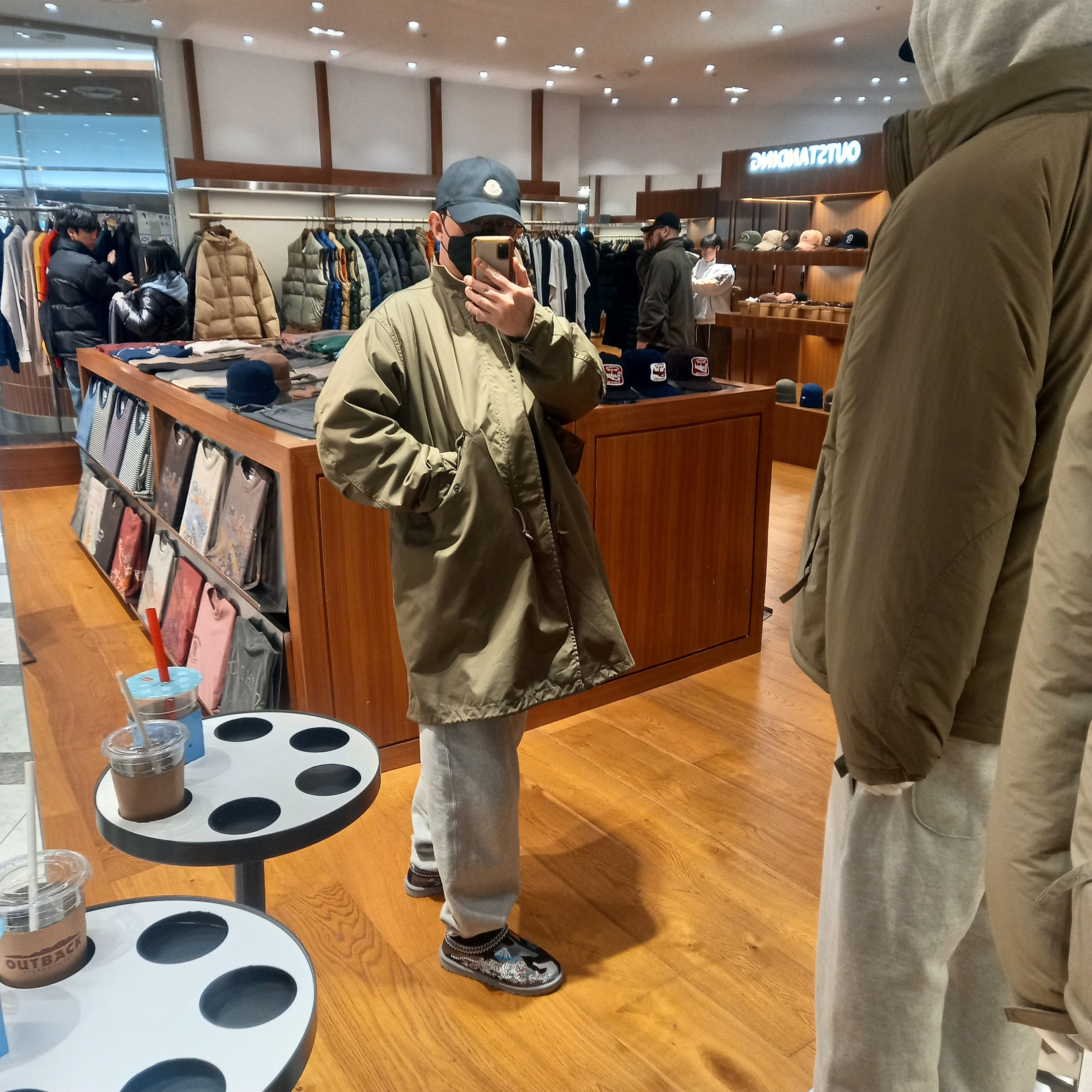 Nike x Stussy NRG Fleece Pants Dark Grey Heather (DO9340-063), UGG x Palace Tasman Slipper Black Camo 착용 스타일 - 2