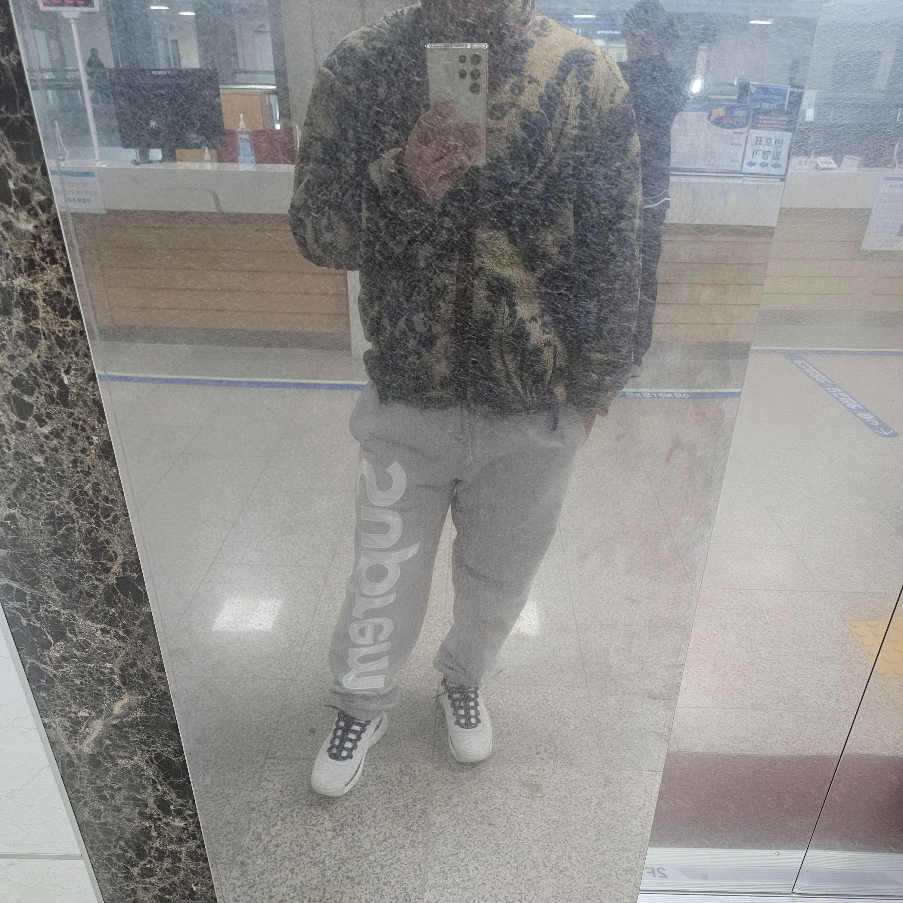 Supreme Satin Applique Sweatpants Heather Grey - 24FW, Kapital Damask Pattern Maria Fleece Zip Blouson Beige 착용 스타일