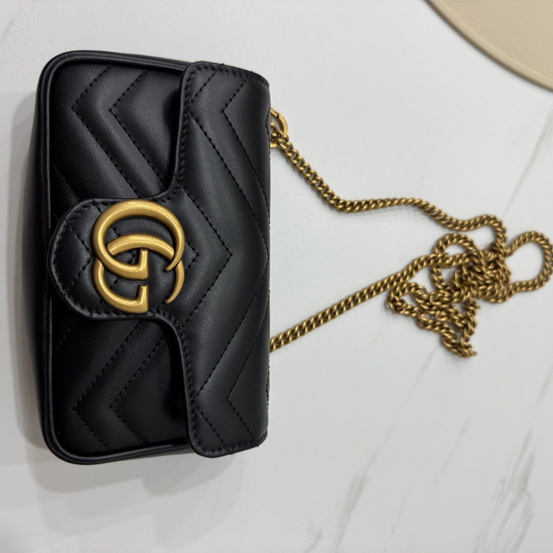 Gucci GG Marmont Matelasse Leather Super Mini Bag Black 착용 스타일