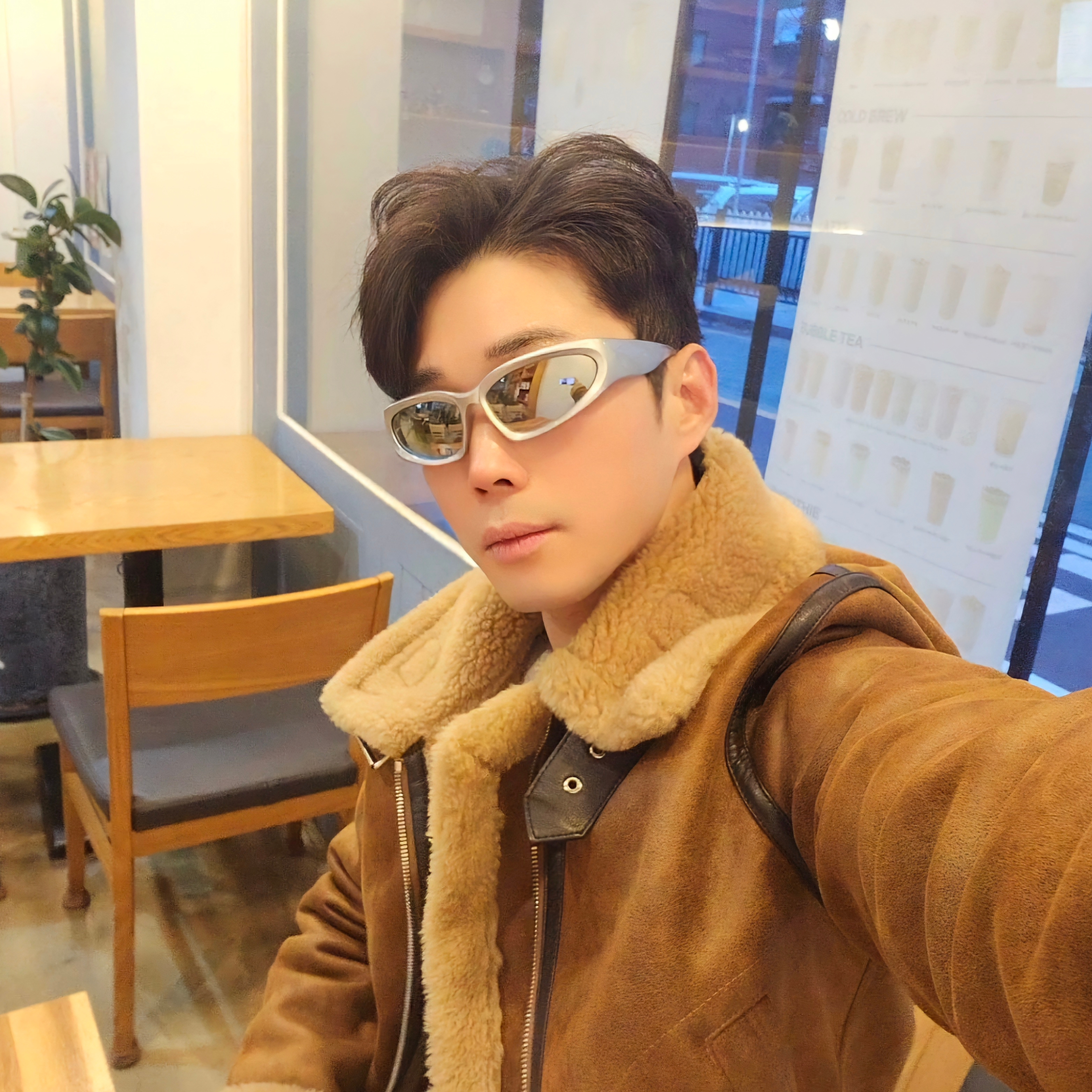 Balenciaga Swift Oval Sunglasses Silver 착용 스타일