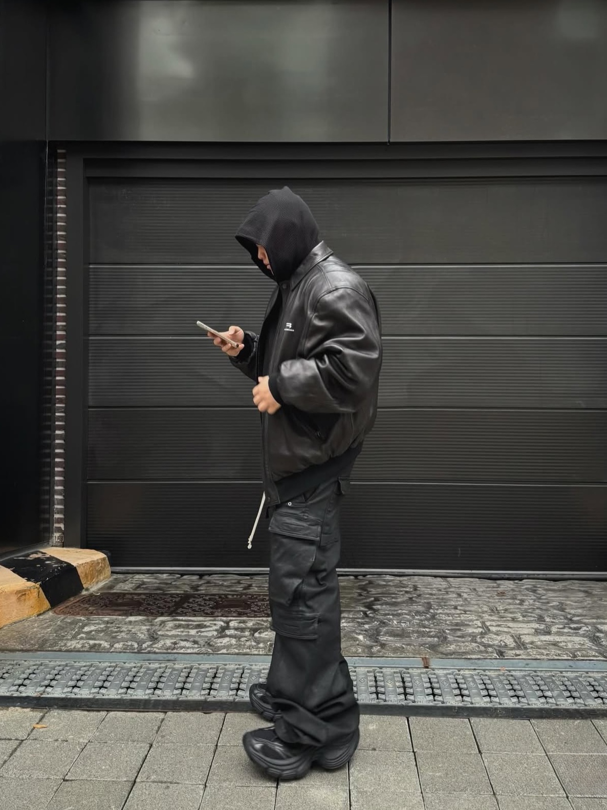 Balenciaga Sporty B Taxi Blouson Black 착용 스타일