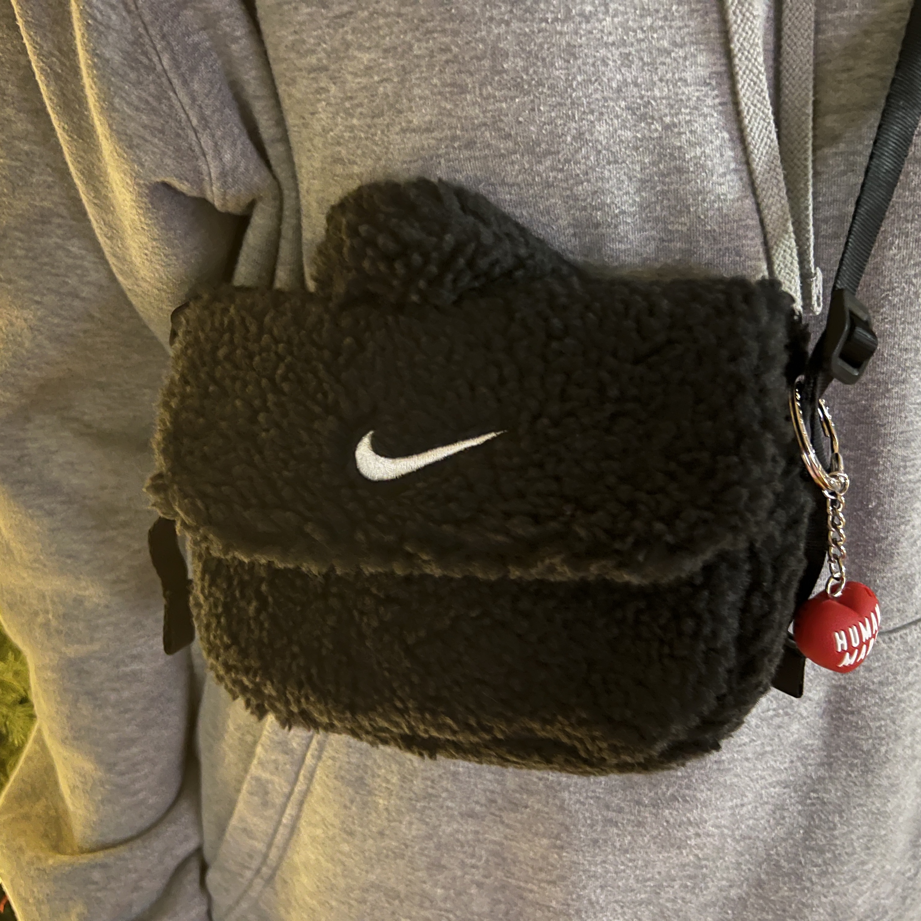 (Kids) Nike NSW Faux Fur Crossbody Bag Black, Human Made Heart Rubber Key Chain Red 착용 스타일 - 2