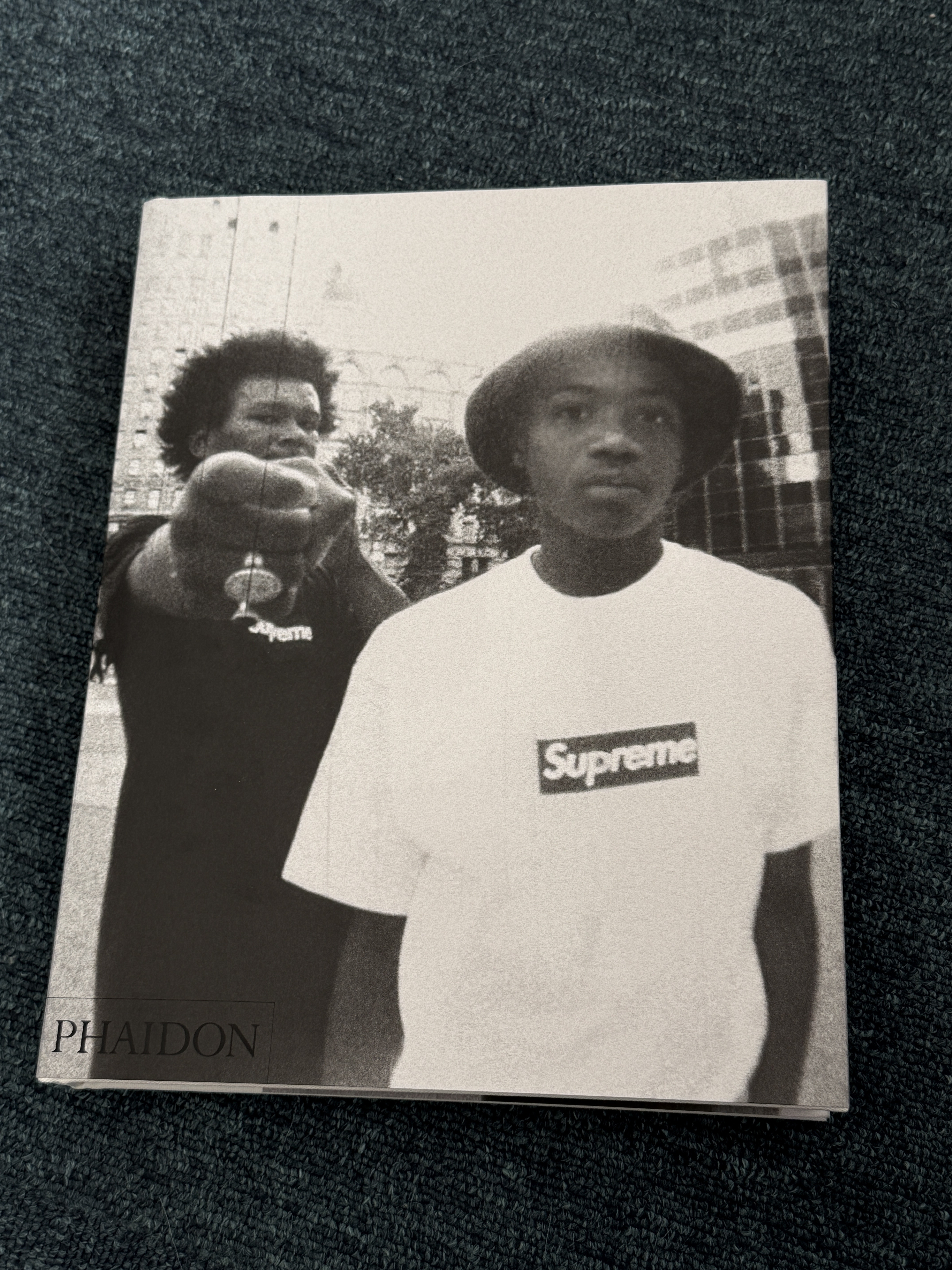 Supreme Vol.2 Book White - 19FW 착용 스타일 - 1