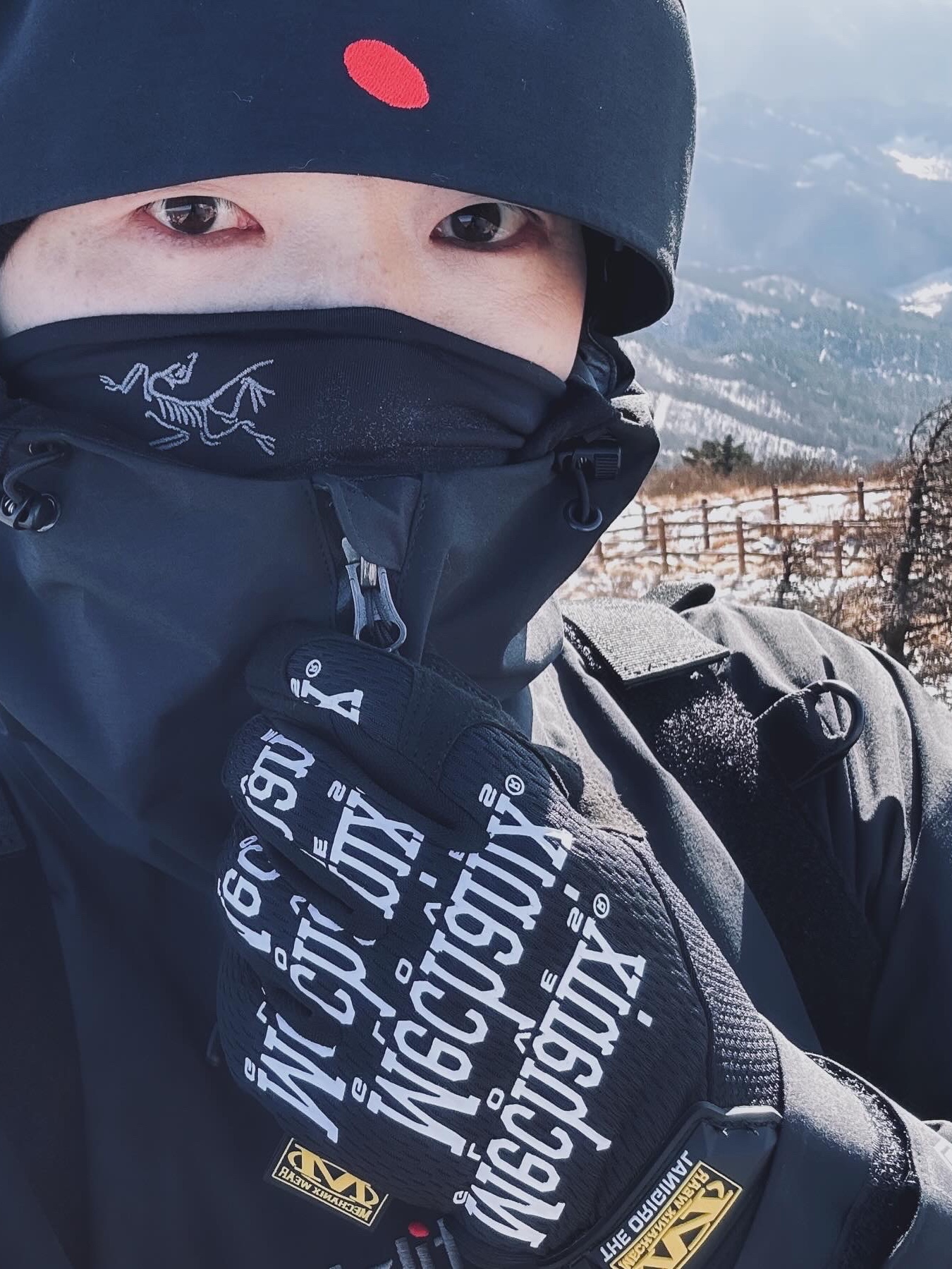 Arc'teryx Rho Neck Gaiter Long Black, Nike ACG Lungs Long Sleeve T-Shirt Summit White - Asia 착용 스타일 - 1