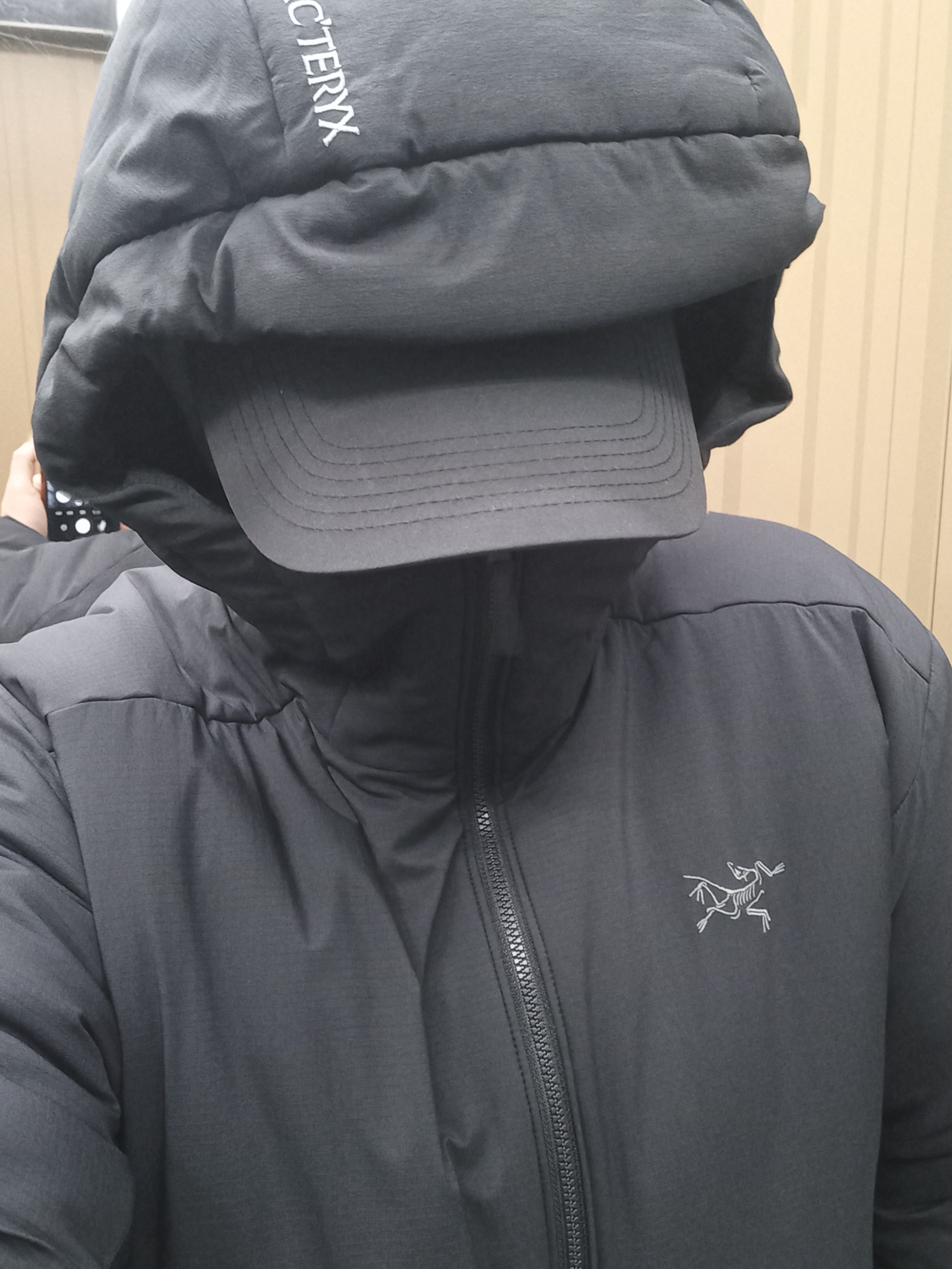 Arc'teryx Atom Heavyweight Hoody Black, Nike x Stussy NRG Fleece Crewneck Dark Grey Heather (DO9337-063) 착용 스타일 - 1