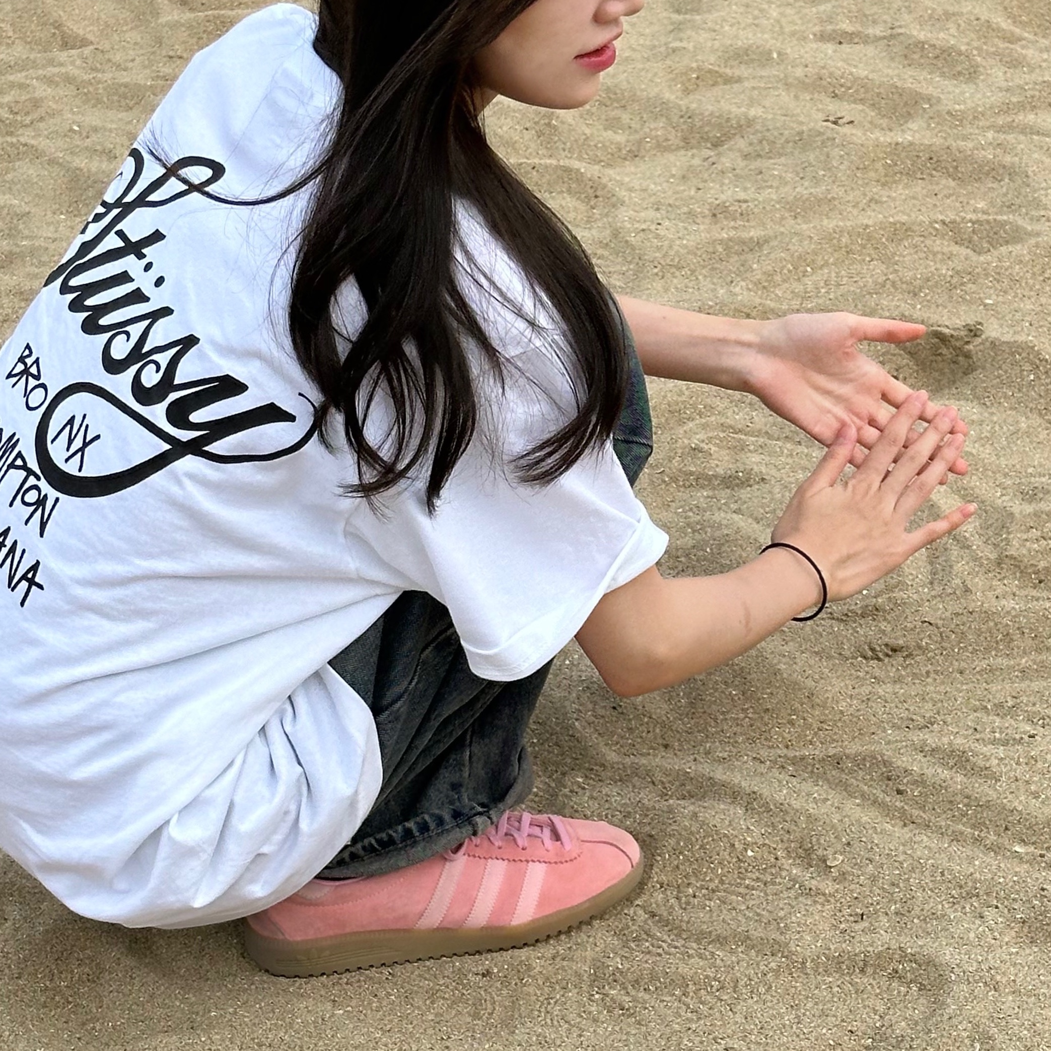 Stussy World Tour T-Shirt White 2024,2025, Adidas Bermuda Glow Pink 착용 스타일 - 2