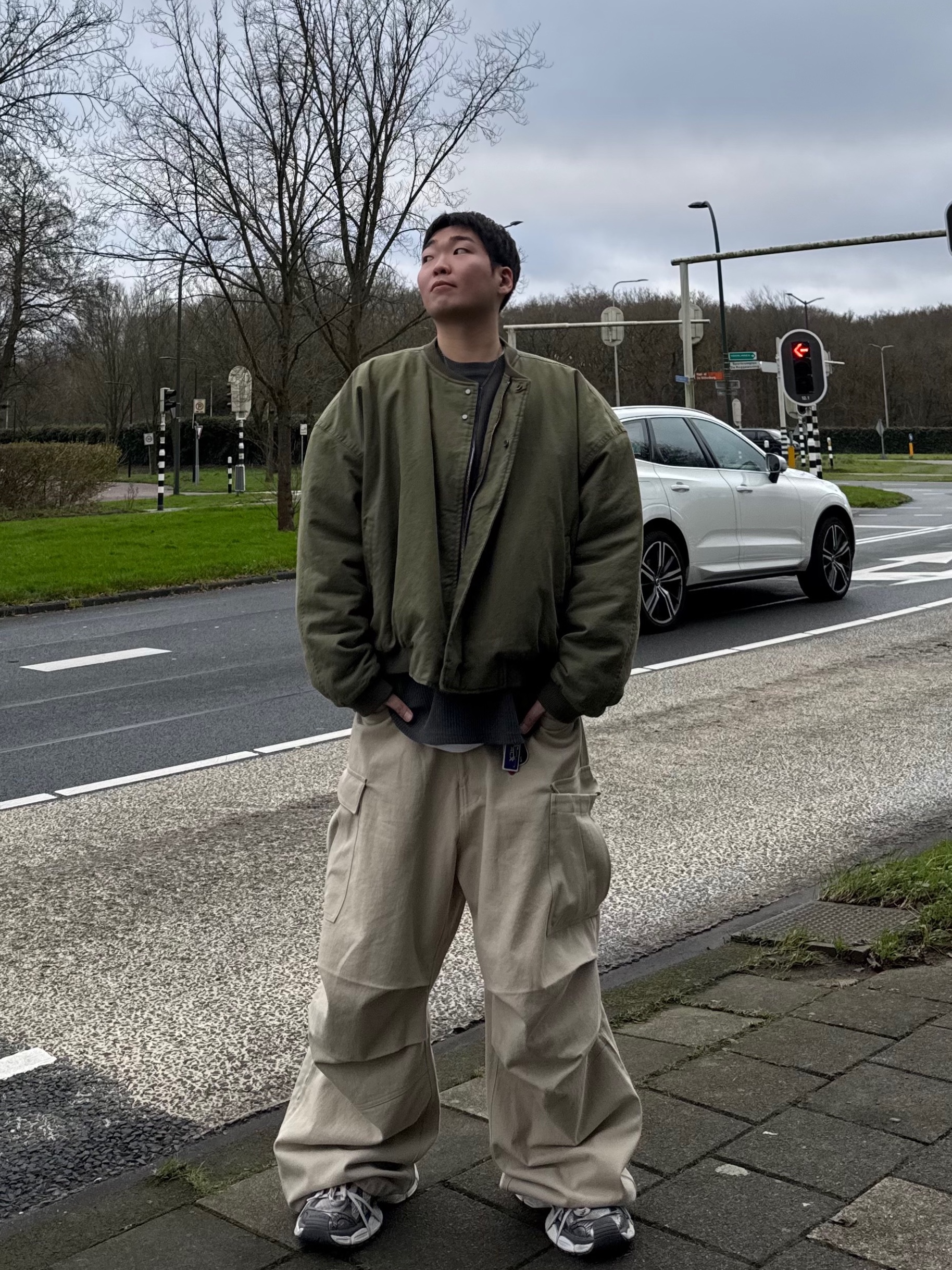 Nonnod Sulfur Dye Serge Bomber Jacket Vintage Khaki, Nonnod Side Zip Cargo Pants Beige 착용 스타일 - 2