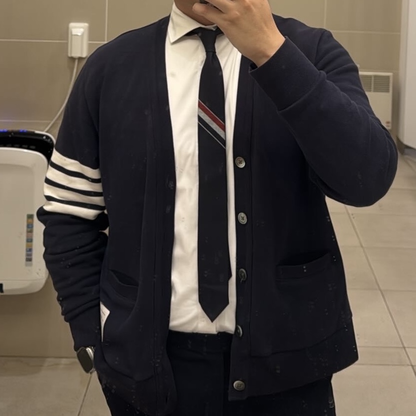 Thom Browne Engineered Stripe Necktie in Wool Navy, Thom Browne Milano Stitch 4-Bar Cardigan Navy 착용 스타일