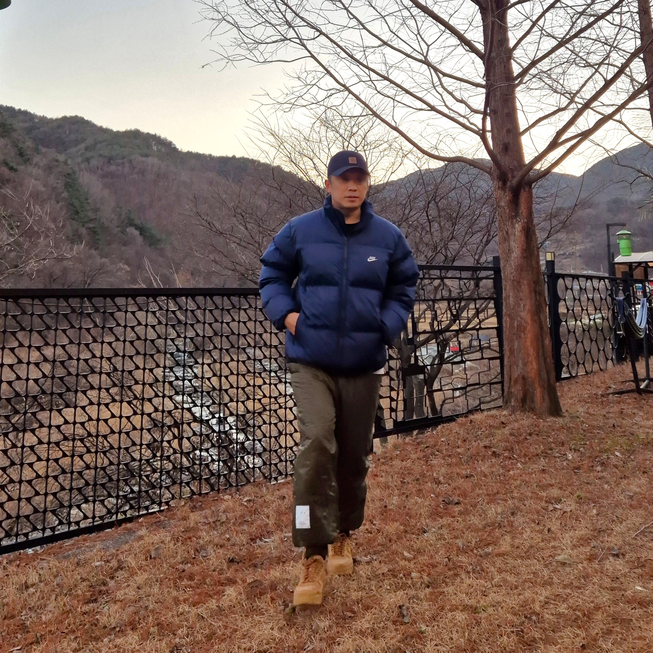 Nike Air Force 1 '07 WB Flax, Nike NSW Puffer Jacket Midnight Navy - Asia 착용 스타일 - 2