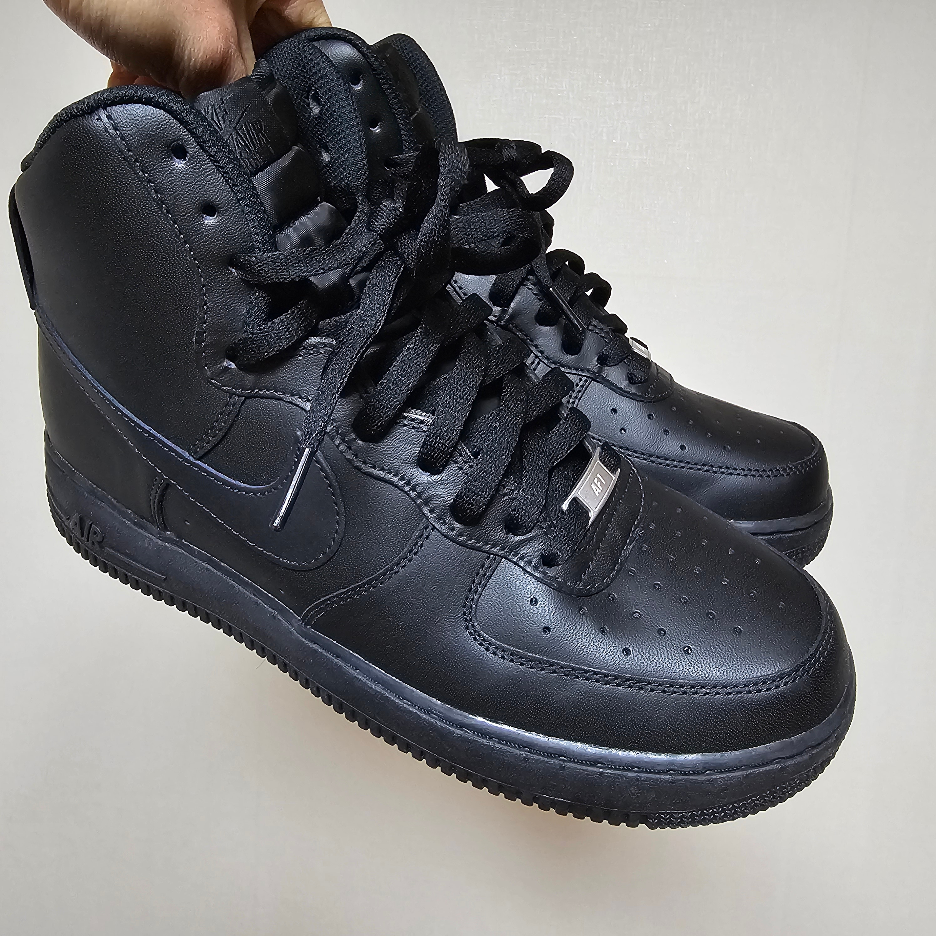 Nike Air Force 1 High '07 Triple Black 착용 스타일 - 4