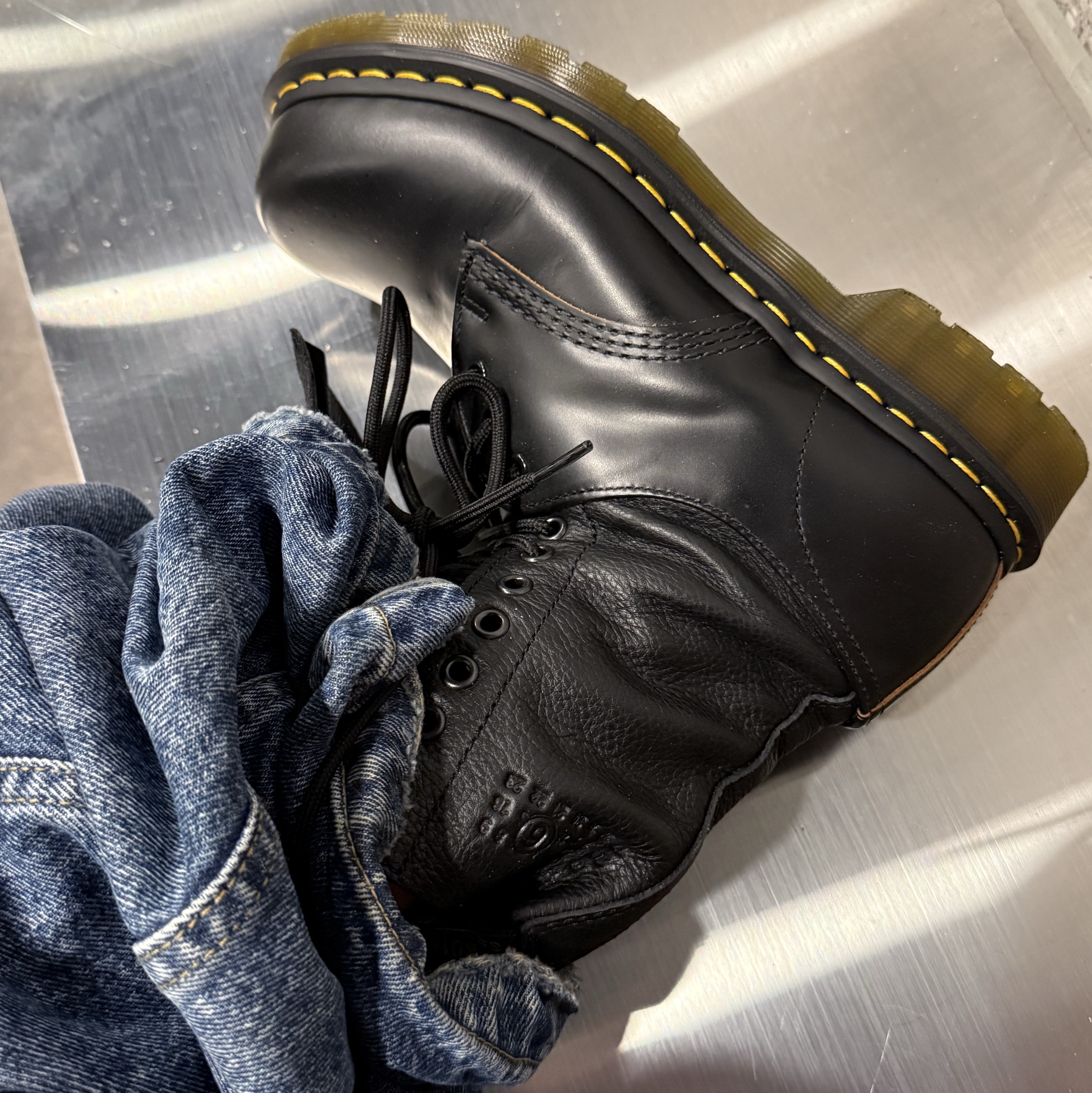 Dr. Martens x MM6 Maison Margiela 1490/1461 Twist Vintage Smooth Virginia Black 착용 스타일
