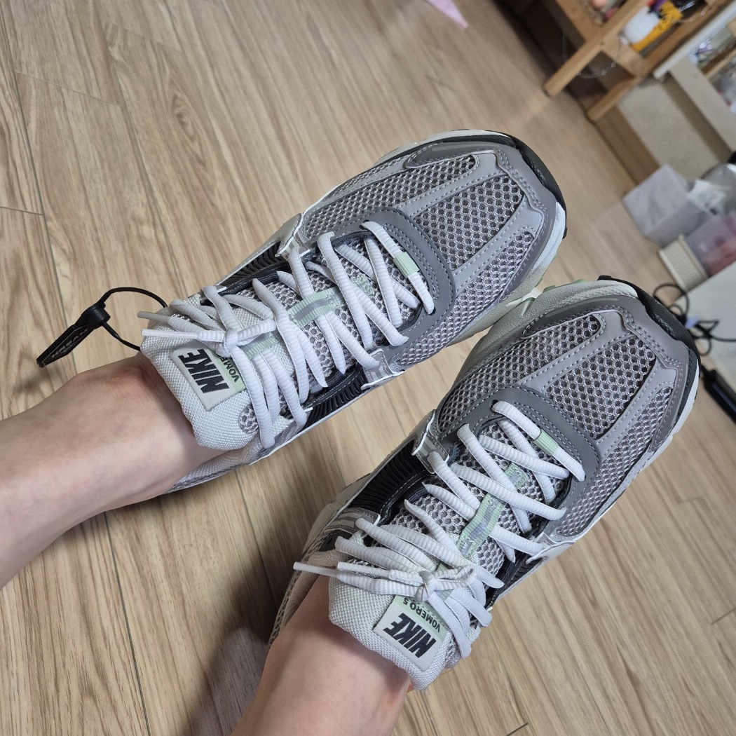 (W) Nike Zoom Vomero 5 Cobblestone and Flat Pewter 착용 스타일