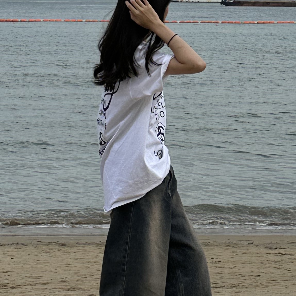 Stussy World Tour T-Shirt White 2024,2025, Adidas Bermuda Glow Pink 착용 스타일 - 1