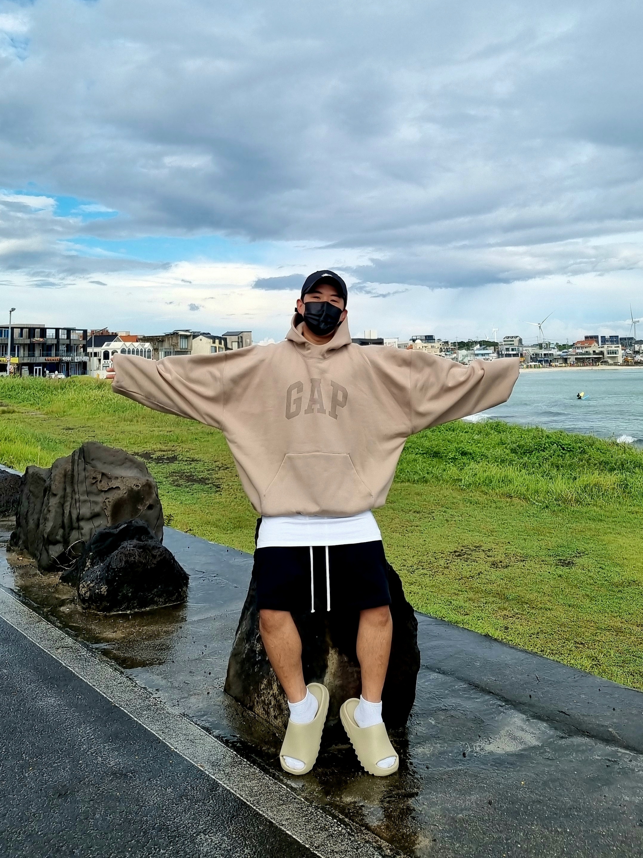 Yeezy Gap Engineered By Balenciaga Dove Hoodie Beige 착용 스타일