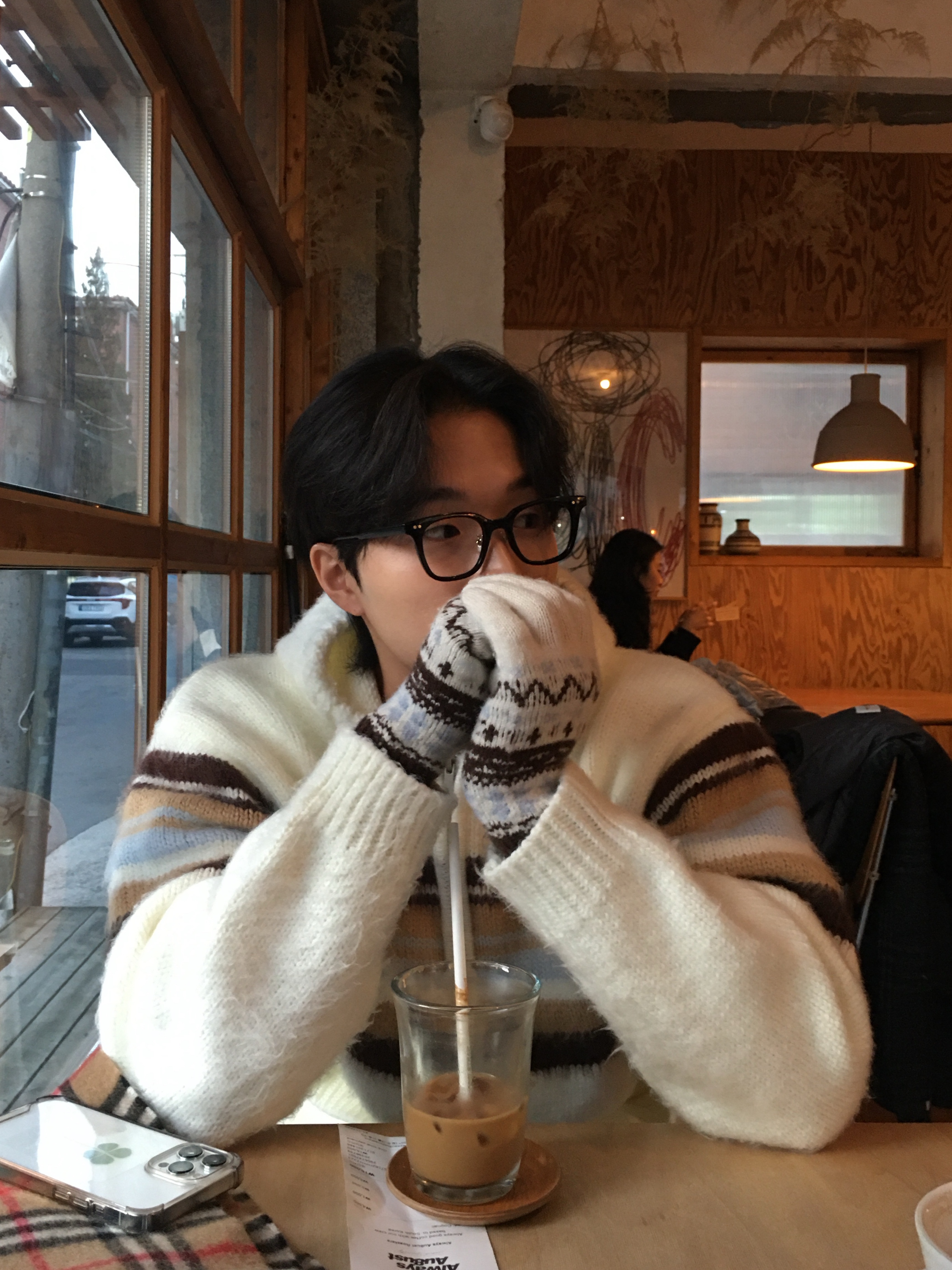 Kinchi x Non Parking N Snow Cocoa, Burberry Classic Check Cashmere Muffler Archive Beige 착용 스타일 - 3