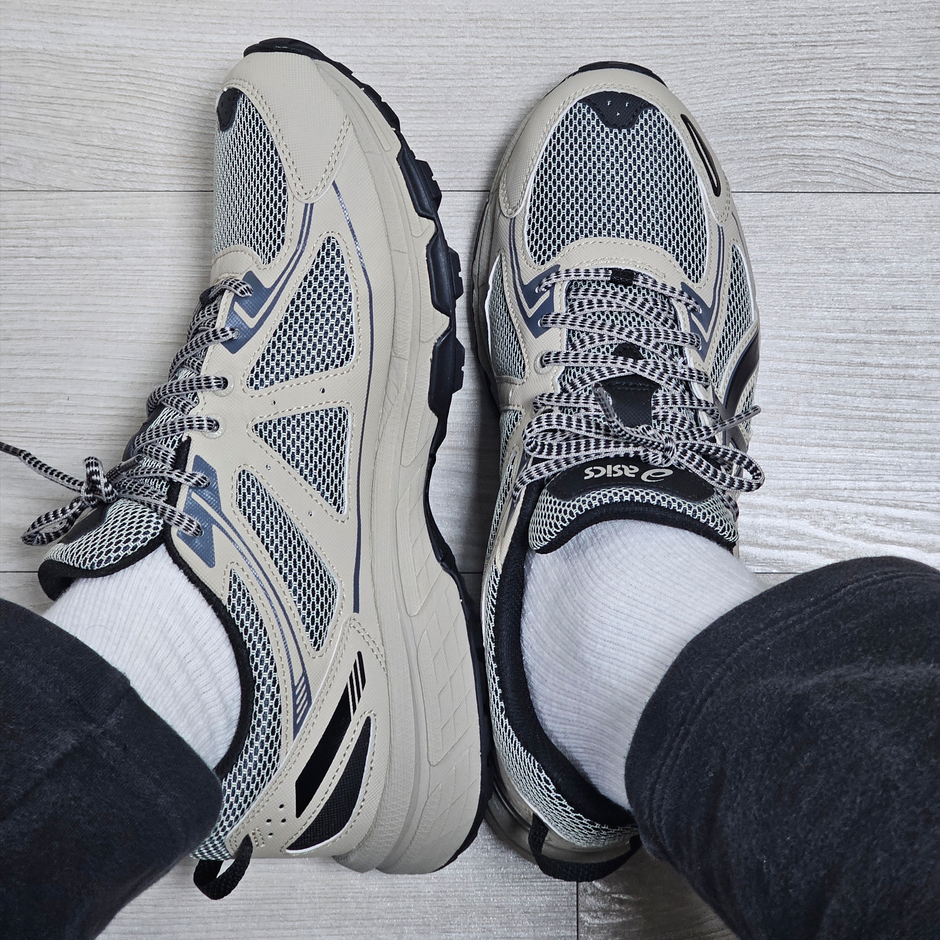 Asics Gel-Venture 6 Feather Grey Black 착용 스타일