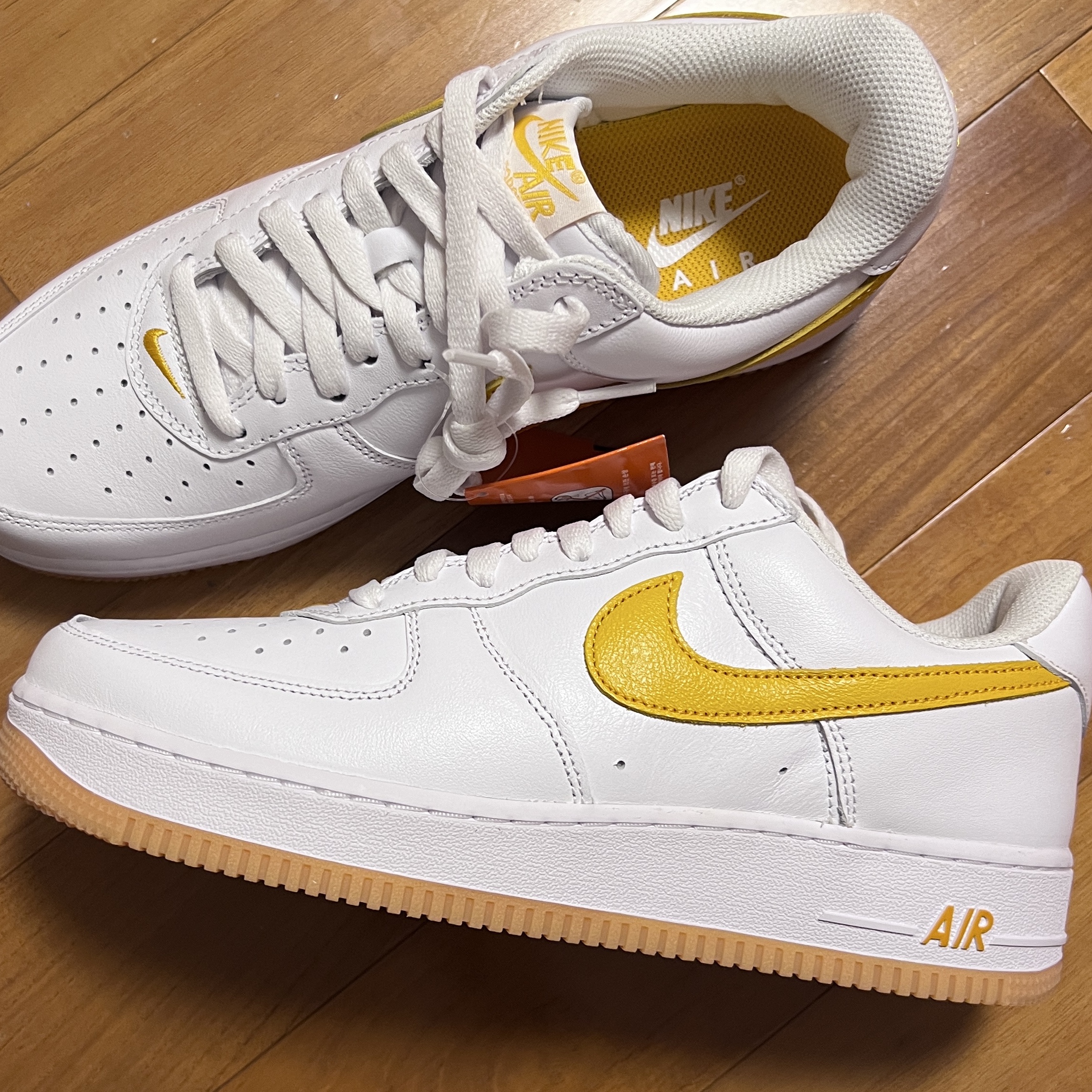 Nike Air Force 1 Low Retro QS University Gold 착용 스타일