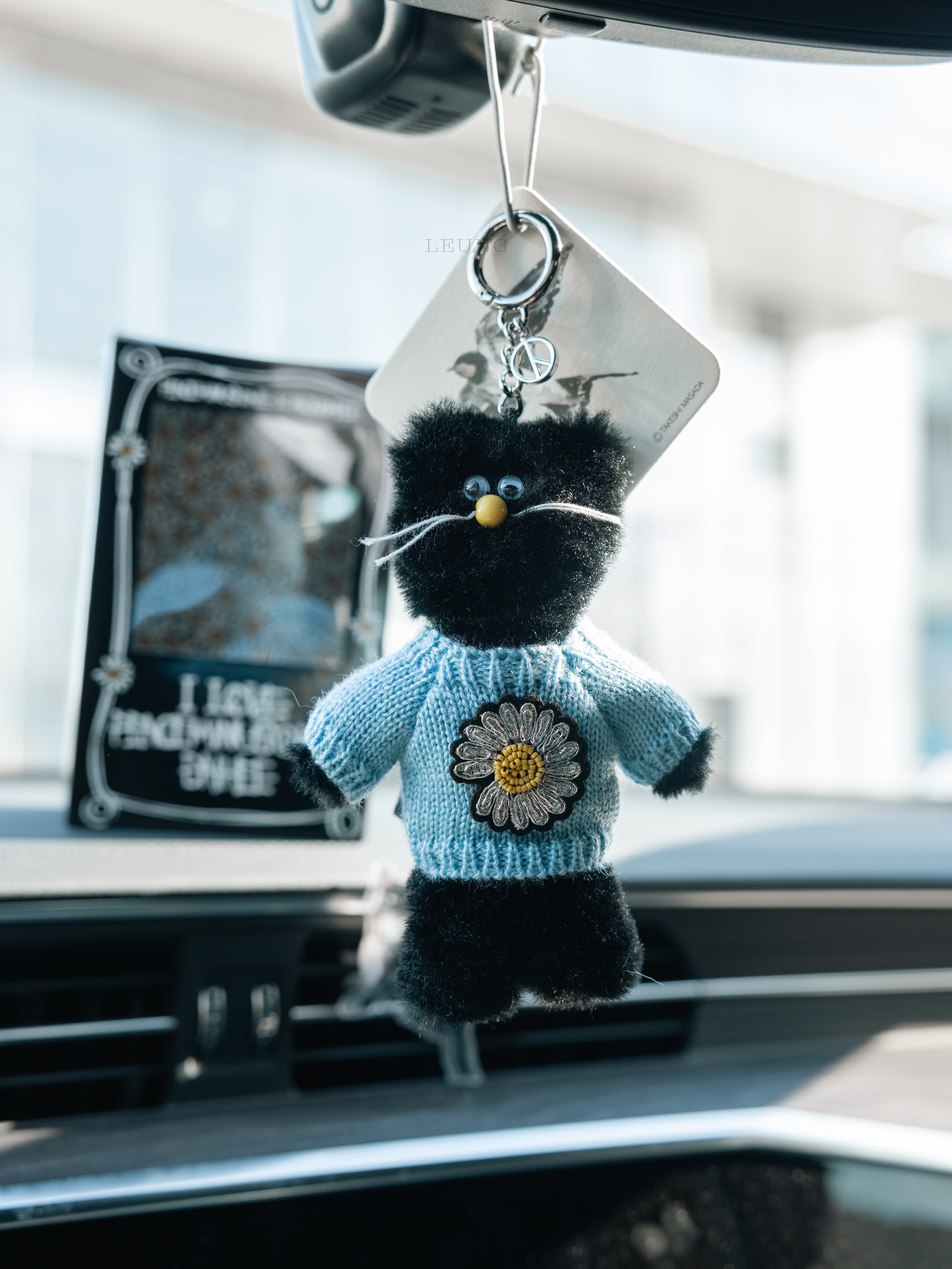 Monamhee x Peaceminusone Daihee Plush Keyring 착용 스타일 - 3