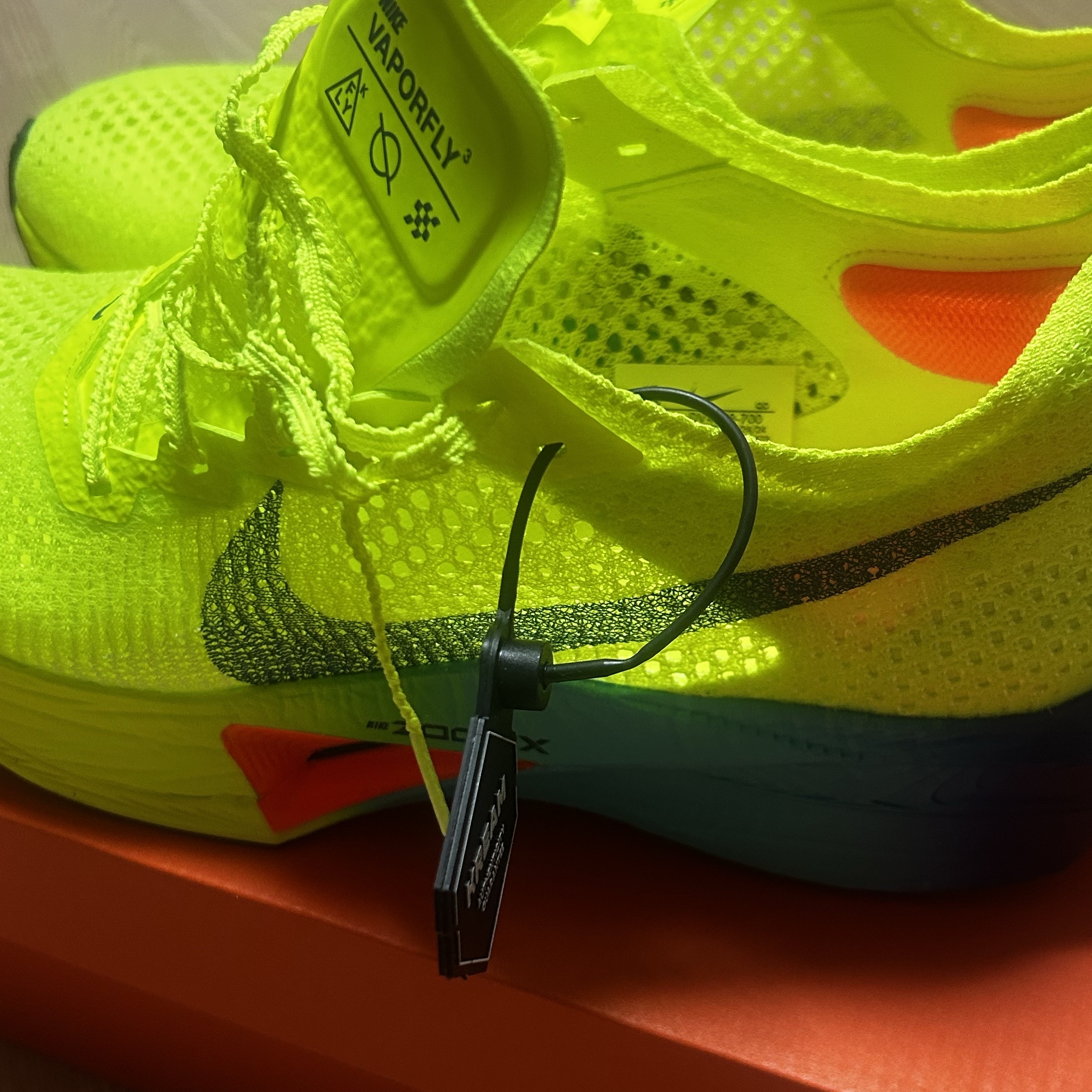 Nike ZoomX Vaporfly Next% 3 Volt Scream Green 착용 스타일 - 1